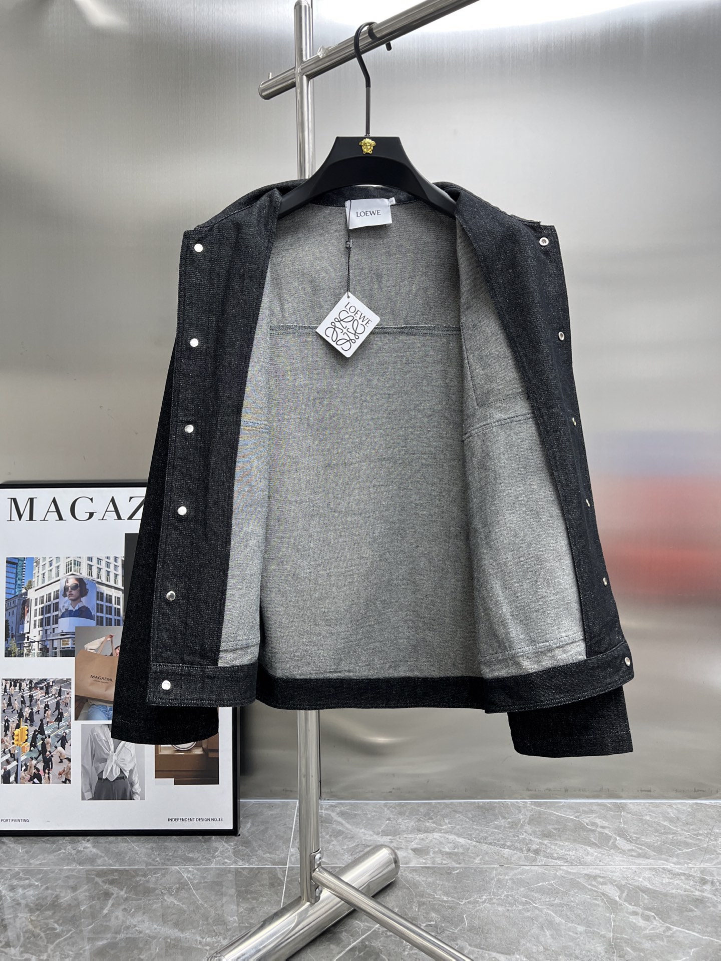 Loewe Chaqueta Vaquera con Cuello Clásico y Diseño Distintivo 3 i1750407006679 5621 0 1