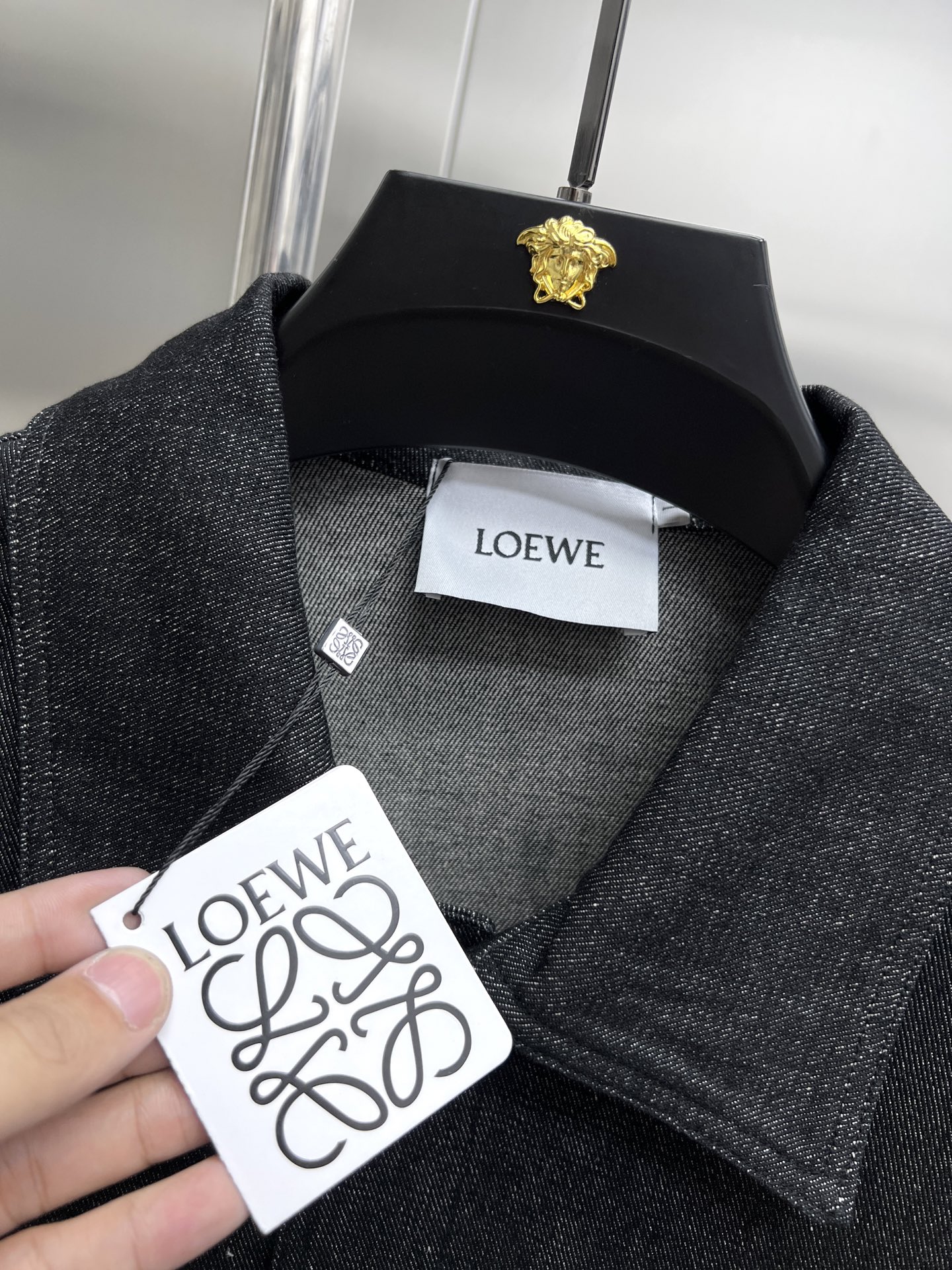 Loewe Chaqueta Vaquera con Cuello Clásico y Diseño Distintivo 6 i1750407006747 2235 0 4