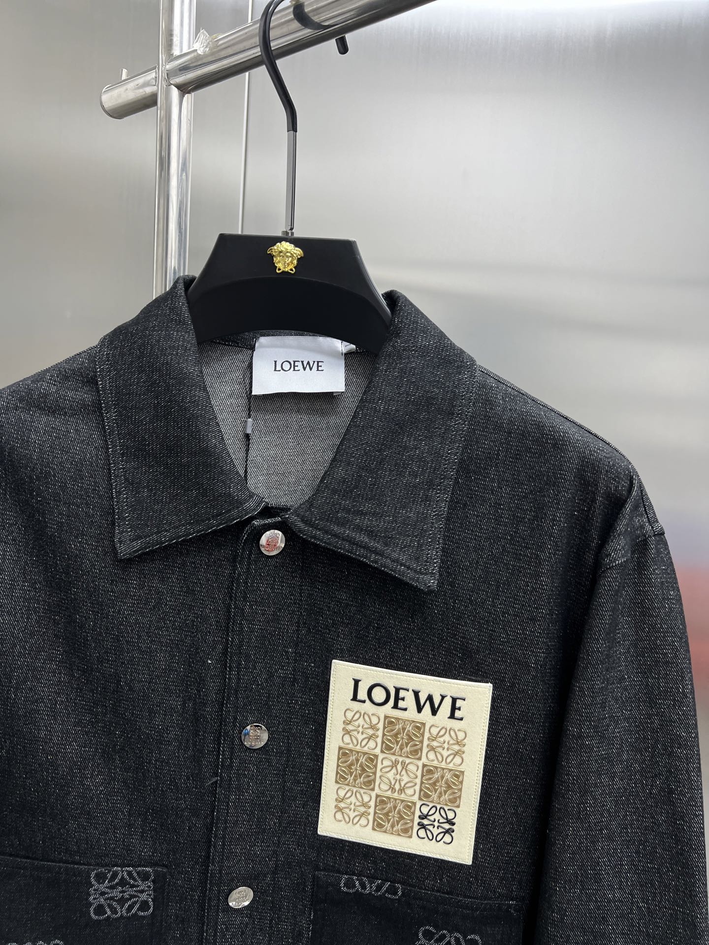 Loewe Chaqueta Vaquera con Cuello Clásico y Diseño Distintivo 5 i1750407007352 3019 0 3