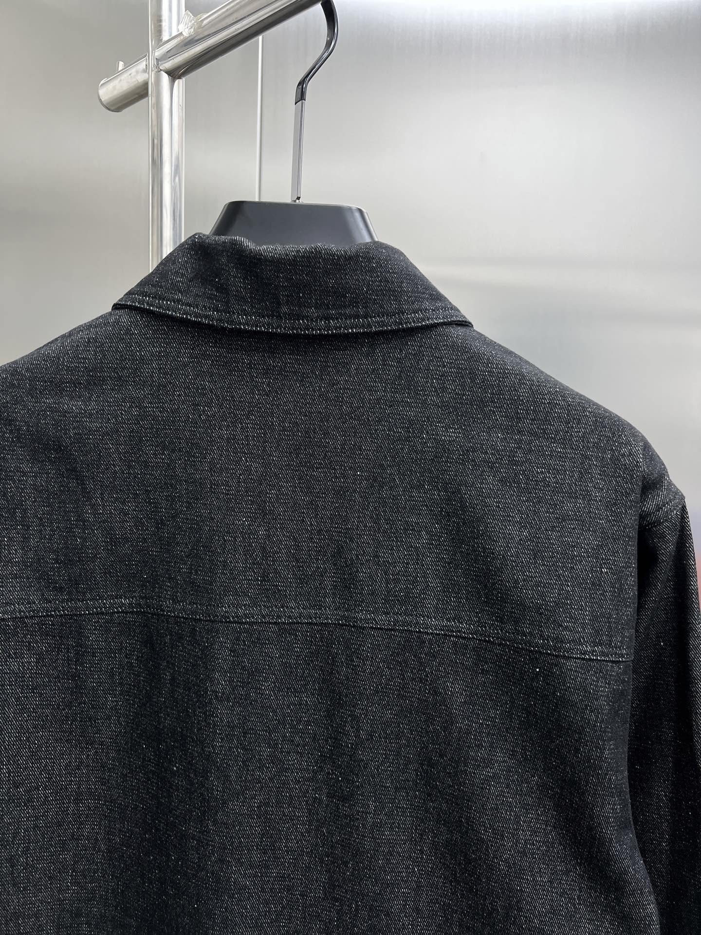 Loewe Chaqueta Vaquera con Cuello Clásico y Diseño Distintivo 14 i1750407007390 3999 0 12
