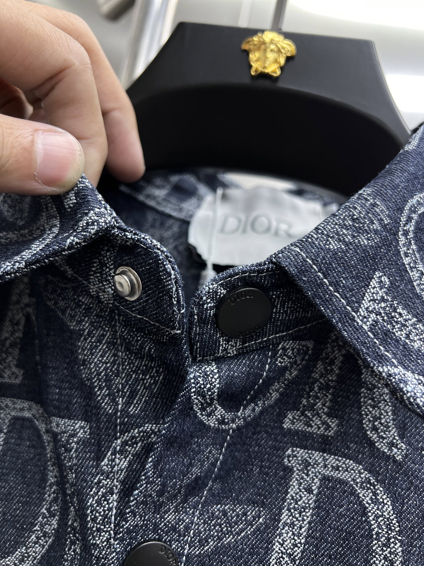 Camisa Vaquera Dior con Estampado Integral - Elegancia y Estilo 7 i1750407095636 1049 0 5