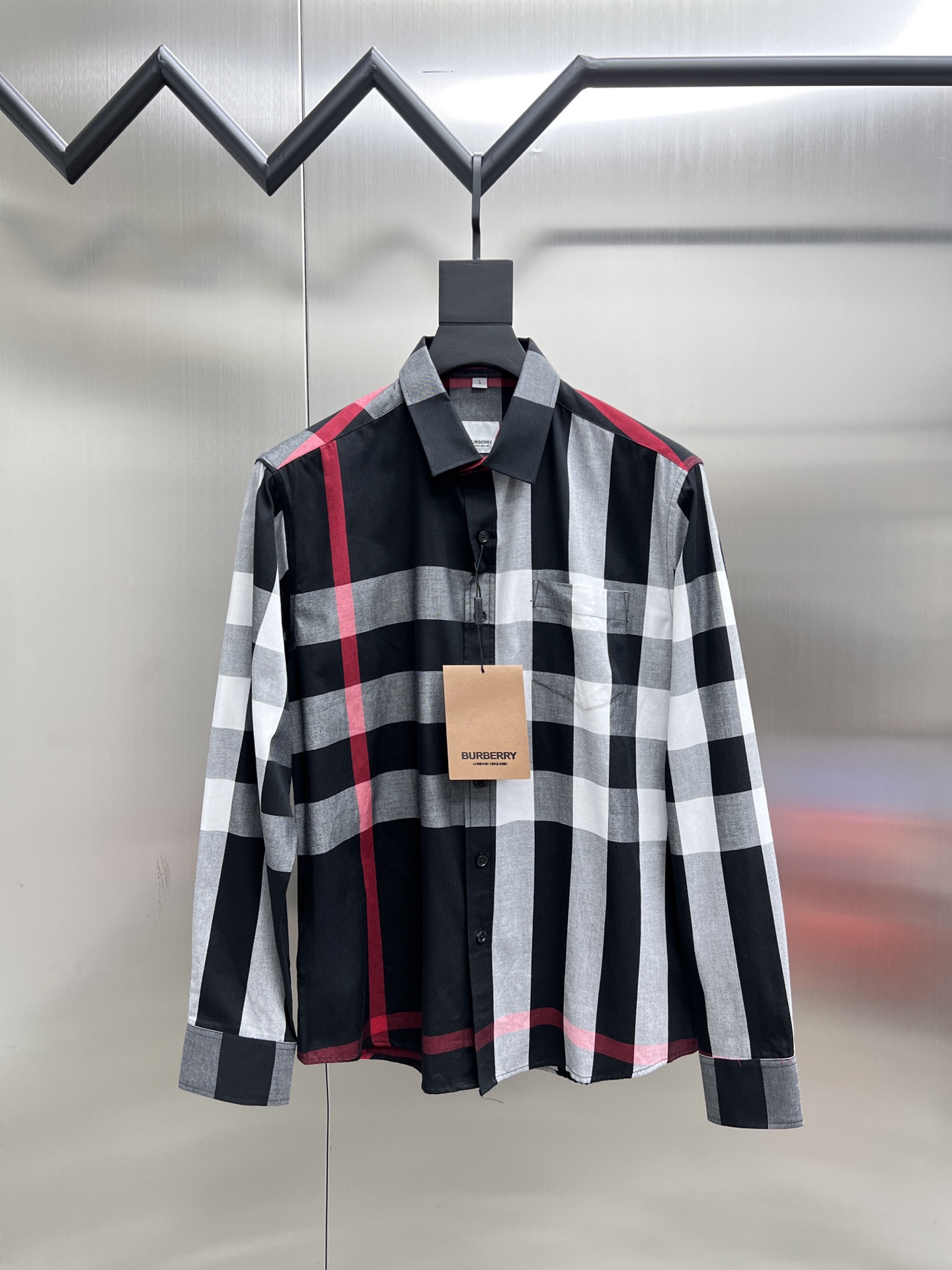 P190


   巴宝莉  Burberry🌟长袖 衬衫 衬衣🔥官网同步✨爆款 渠道货 高端定制 品质经得起任何形式检验，赋予你与众不同的上身体验！均经过严格的挑选工序，定制原版辅料，时尚百搭潮 上身优雅帅气， 个性十足，焕然一新的即视感 👍高版本

🐎🐎码数：M~3XL（尺码表在最后一张图片）