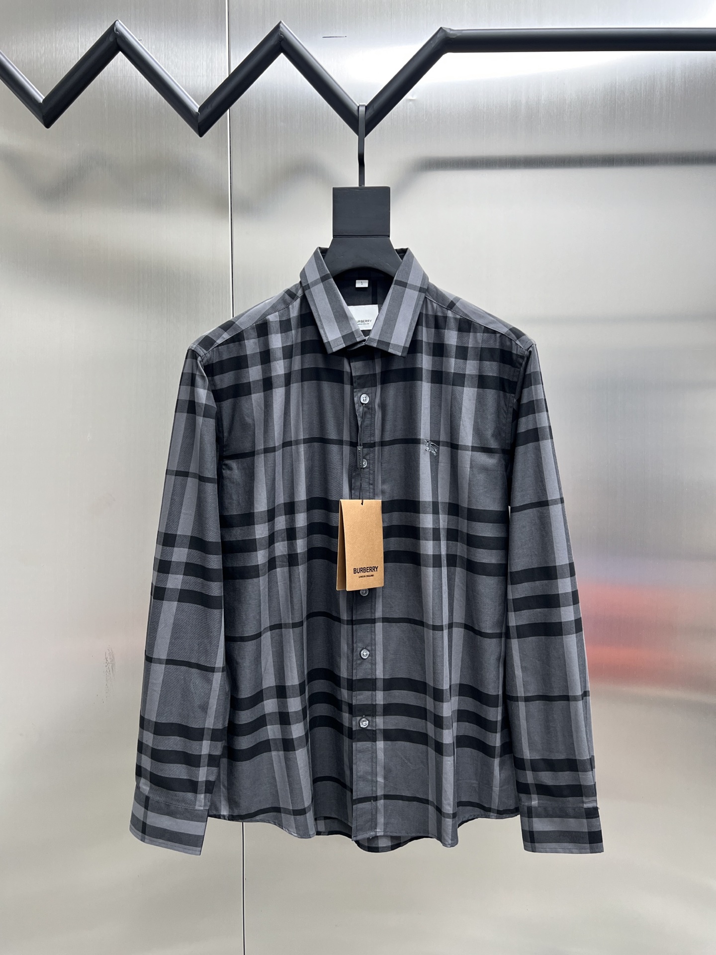 P195


   巴宝莉  Burberry🌟长袖 衬衫 衬衣🔥官网同步✨爆款 渠道货 高端定制 品质经得起任何形式检验，赋予你与众不同的上身体验！均经过严格的挑选工序，定制原版辅料，时尚百搭潮 上身优雅帅气， 个性十足，焕然一新的即视感 👍高版本

🐎🐎码数：M~3XL（尺码表在最后一张图片）