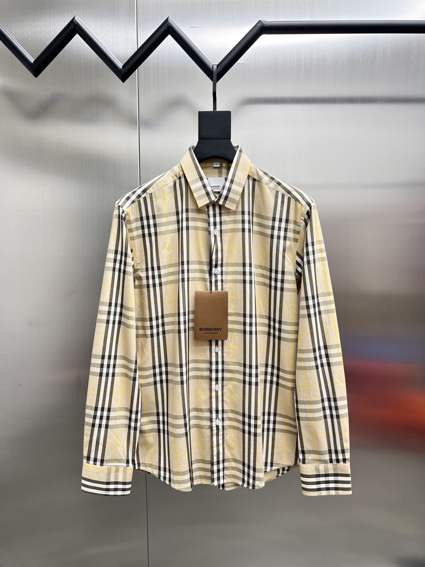 P185




 巴宝莉 Burberry🌟长袖 衬衫 衬衣🔥官网同步✨爆款 渠道货 高端定制 品质经得起任何形式检验，赋予你与众不同的上身体验！均经过严格的挑选工序，定制原版辅料，时尚百搭潮 上身优雅帅气， 个性十足，焕然一新的即视感 👍高版本

🐎🐎码数：M~3XL（尺码表在最后一张图片）