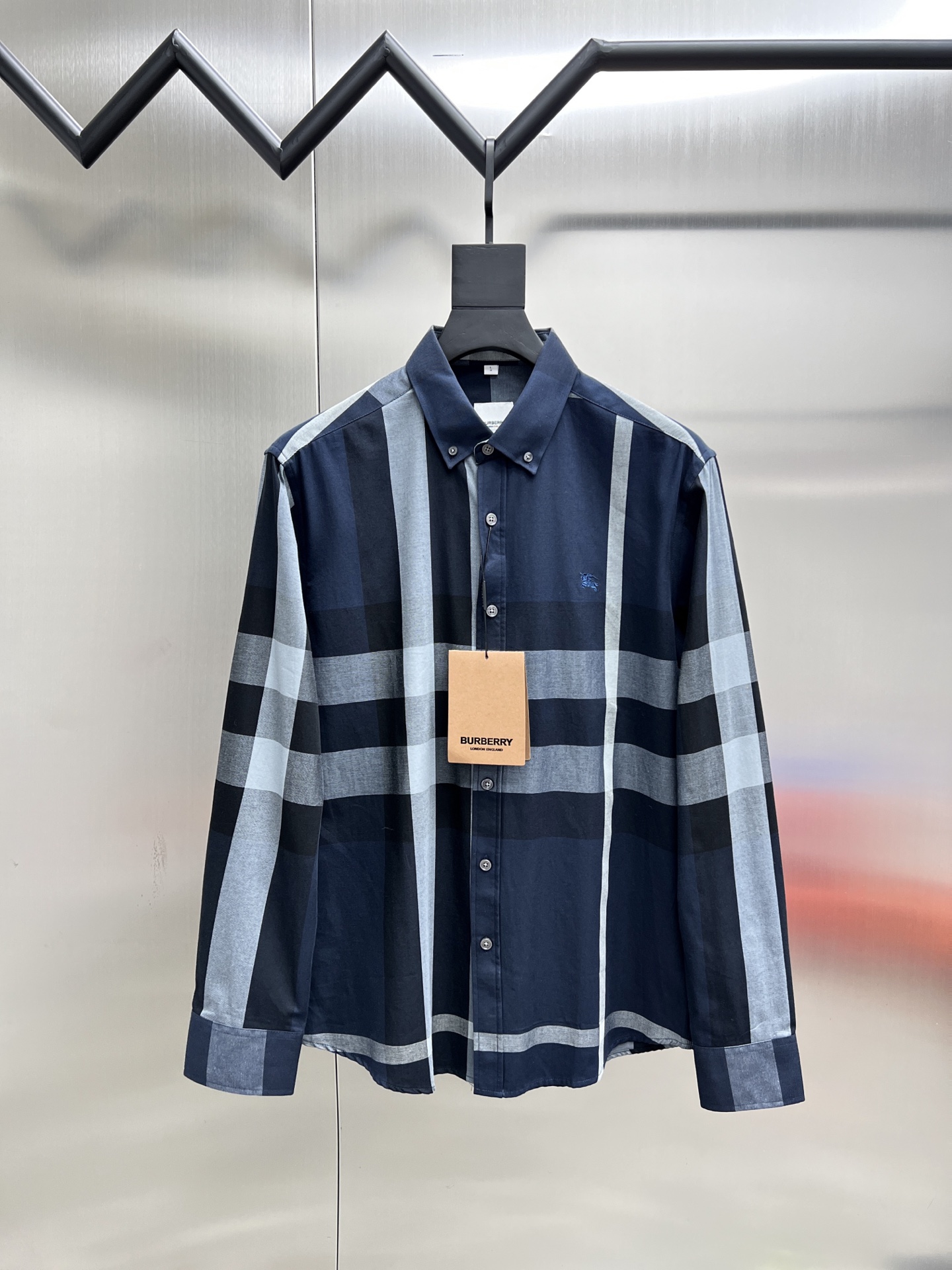 P185


 巴宝莉 Burberry🌟长袖 衬衫 衬衣🔥官网同步✨爆款 渠道货 高端定制 品质经得起任何形式检验，赋予你与众不同的上身体验！均经过严格的挑选工序，定制原版辅料，时尚百搭潮 上身优雅帅气， 个性十足，焕然一新的即视感 👍高版本

🐎🐎码数：M~3XL（尺码表在最后一张图片）