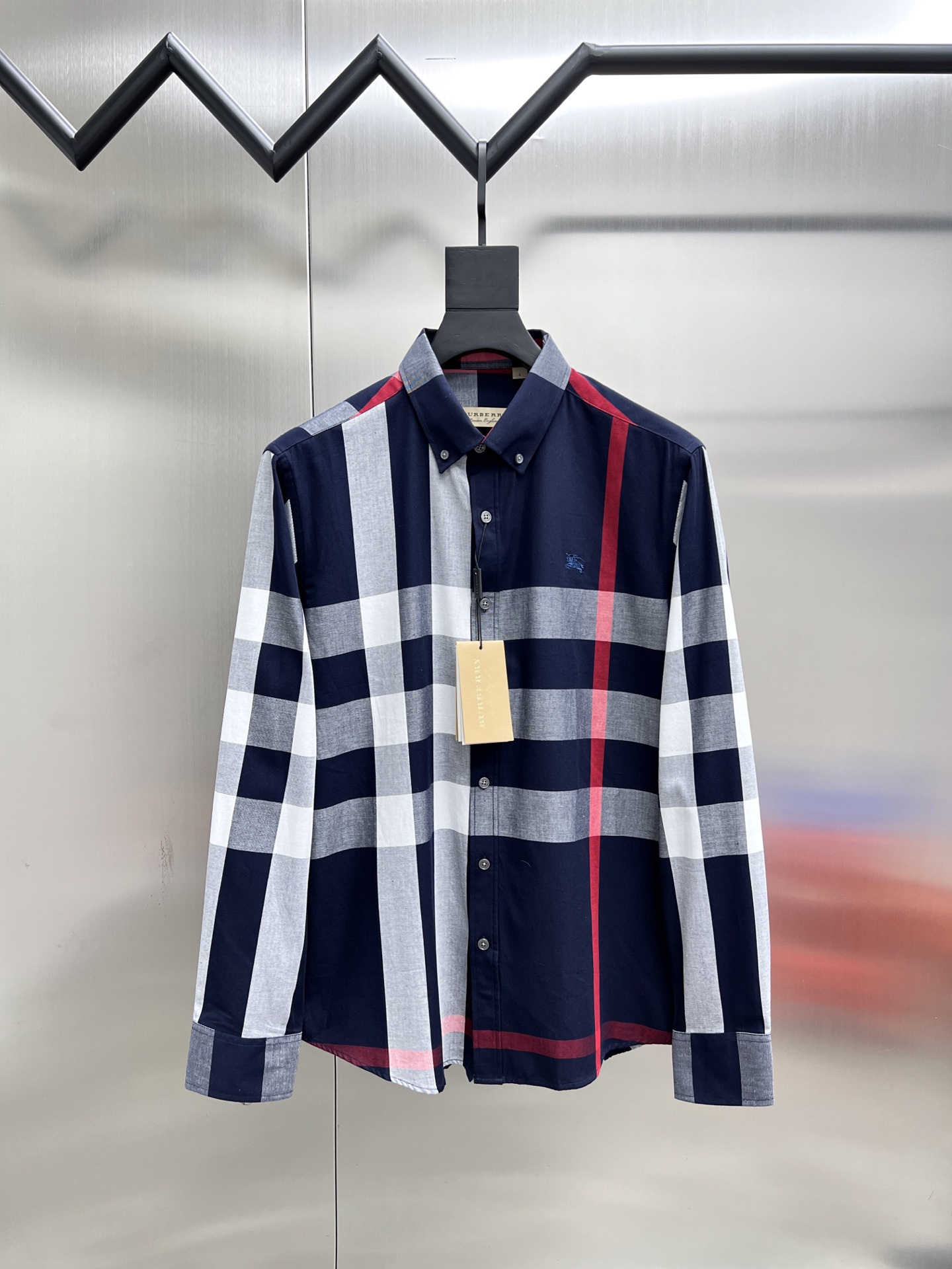 P185


 巴宝莉 Burberry🌟长袖 衬衫 衬衣🔥官网同步✨爆款 渠道货 高端定制 品质经得起任何形式检验，赋予你与众不同的上身体验！均经过严格的挑选工序，定制原版辅料，时尚百搭潮 上身优雅帅气， 个性十足，焕然一新的即视感 👍高版本

🐎🐎码数：M~3XL（尺码表在最后一张图片）