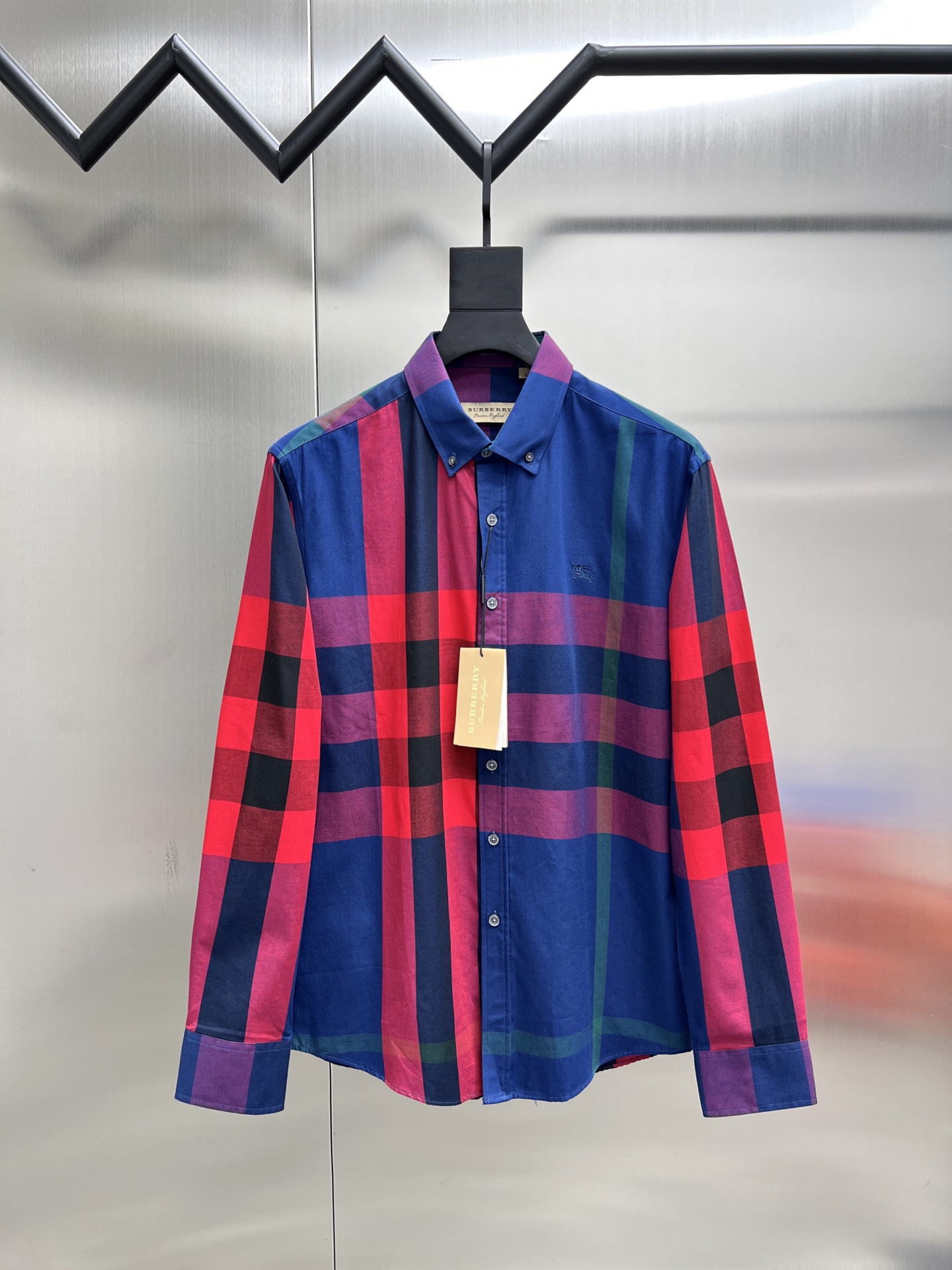 P185


 巴宝莉 Burberry🌟长袖 衬衫 衬衣🔥官网同步✨爆款 渠道货 高端定制 品质经得起任何形式检验，赋予你与众不同的上身体验！均经过严格的挑选工序，定制原版辅料，时尚百搭潮 上身优雅帅气， 个性十足，焕然一新的即视感 👍高版本

🐎🐎码数：M~3XL（尺码表在最后一张图片）