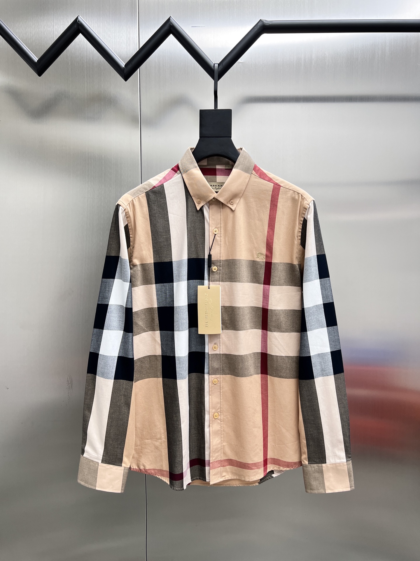 P185


 巴宝莉 Burberry🌟长袖 衬衫 衬衣🔥官网同步✨爆款 渠道货 高端定制 品质经得起任何形式检验，赋予你与众不同的上身体验！均经过严格的挑选工序，定制原版辅料，时尚百搭潮 上身优雅帅气， 个性十足，焕然一新的即视感 👍高版本

🐎🐎码数：M~3XL（尺码表在最后一张图片）