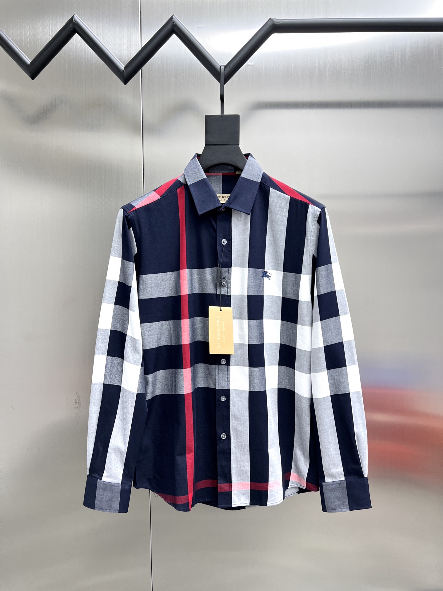 P185


 巴宝莉 Burberry🌟长袖 衬衫 衬衣🔥官网同步✨爆款 渠道货 高端定制 品质经得起任何形式检验，赋予你与众不同的上身体验！均经过严格的挑选工序，定制原版辅料，时尚百搭潮 上身优雅帅气， 个性十足，焕然一新的即视感 👍高版本

🐎🐎码数：M~3XL（尺码表在最后一张图片）