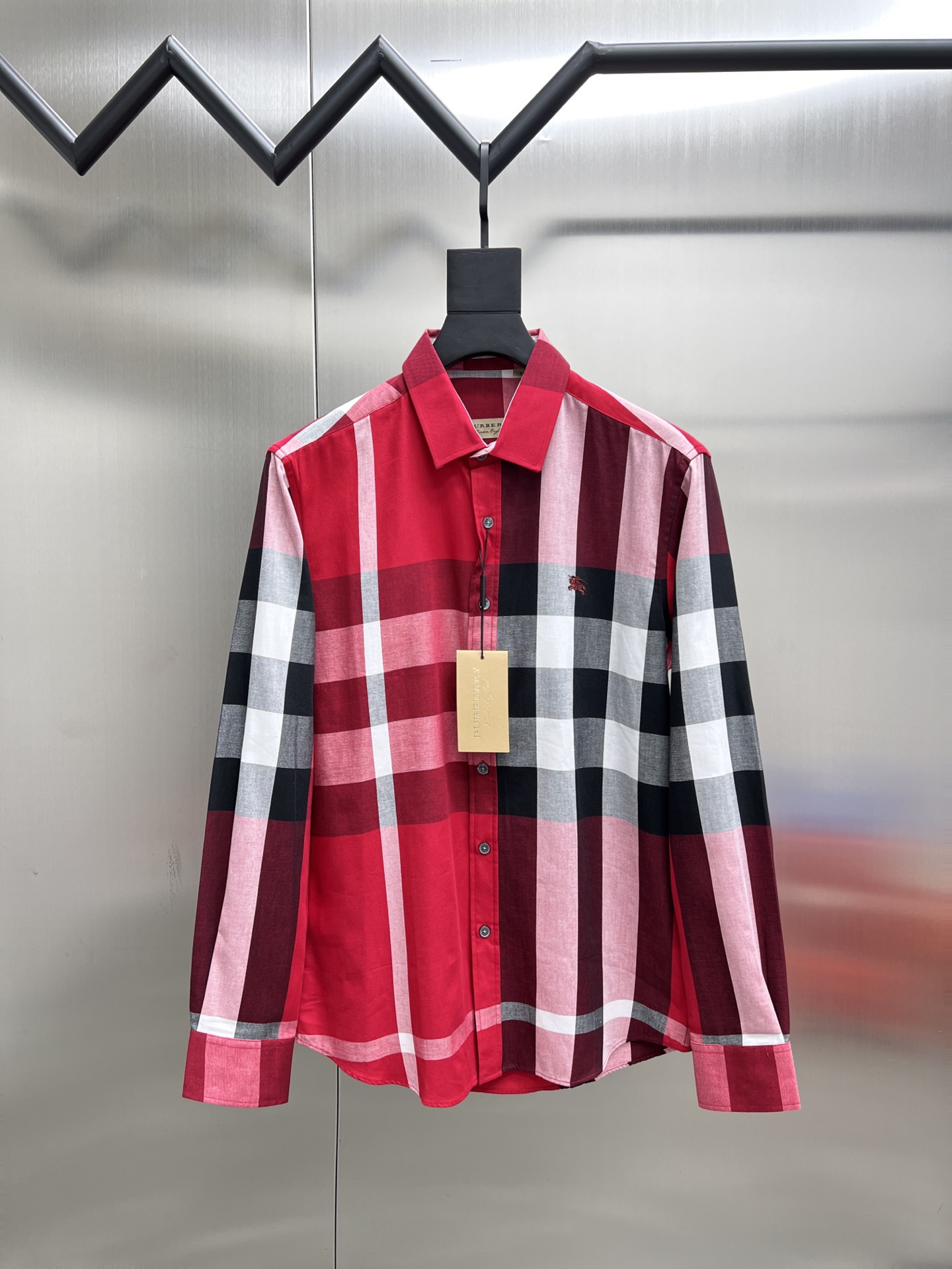 P185


 巴宝莉 Burberry🌟长袖 衬衫 衬衣🔥官网同步✨爆款 渠道货 高端定制 品质经得起任何形式检验，赋予你与众不同的上身体验！均经过严格的挑选工序，定制原版辅料，时尚百搭潮 上身优雅帅气， 个性十足，焕然一新的即视感 👍高版本

🐎🐎码数：M~3XL（尺码表在最后一张图片）