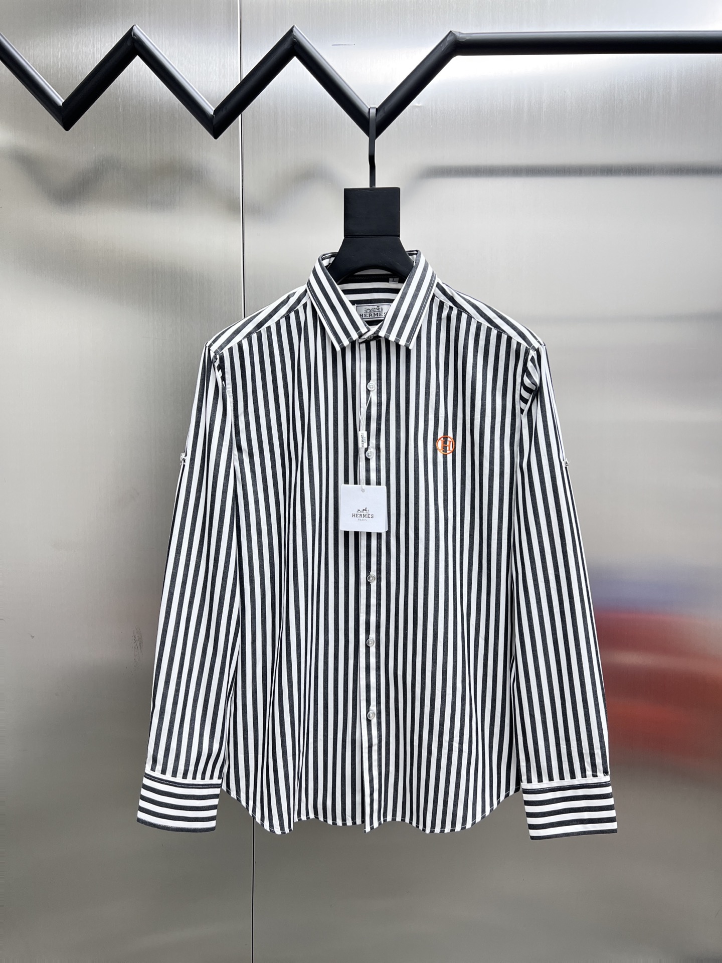 P195


  爱马仕  Hermes🌟长袖 衬衫 衬衣🔥官网同步✨爆款 渠道货 高端定制 品质经得起任何形式检验，赋予你与众不同的上身体验！均经过严格的挑选工序，定制原版辅料，时尚百搭潮 上身优雅帅气， 个性十足，焕然一新的即视感 👍高版本

🐎🐎码数：M~3XL（尺码表在最后一张图片）