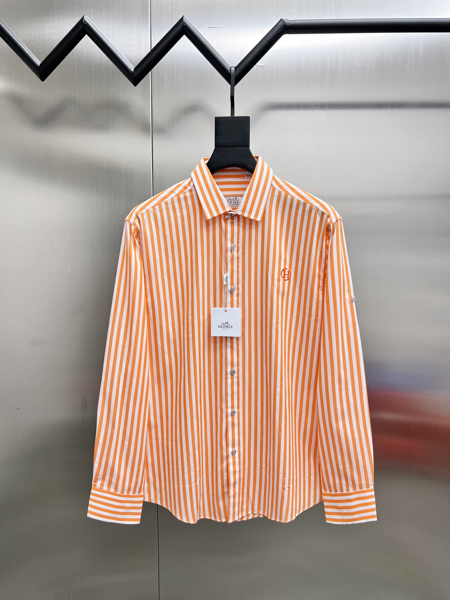 P195



  爱马仕  Hermes🌟长袖 衬衫 衬衣🔥官网同步✨爆款 渠道货 高端定制 品质经得起任何形式检验，赋予你与众不同的上身体验！均经过严格的挑选工序，定制原版辅料，时尚百搭潮 上身优雅帅气， 个性十足，焕然一新的即视感 👍高版本

🐎🐎码数：M~3XL（尺码表在最后一张图片）