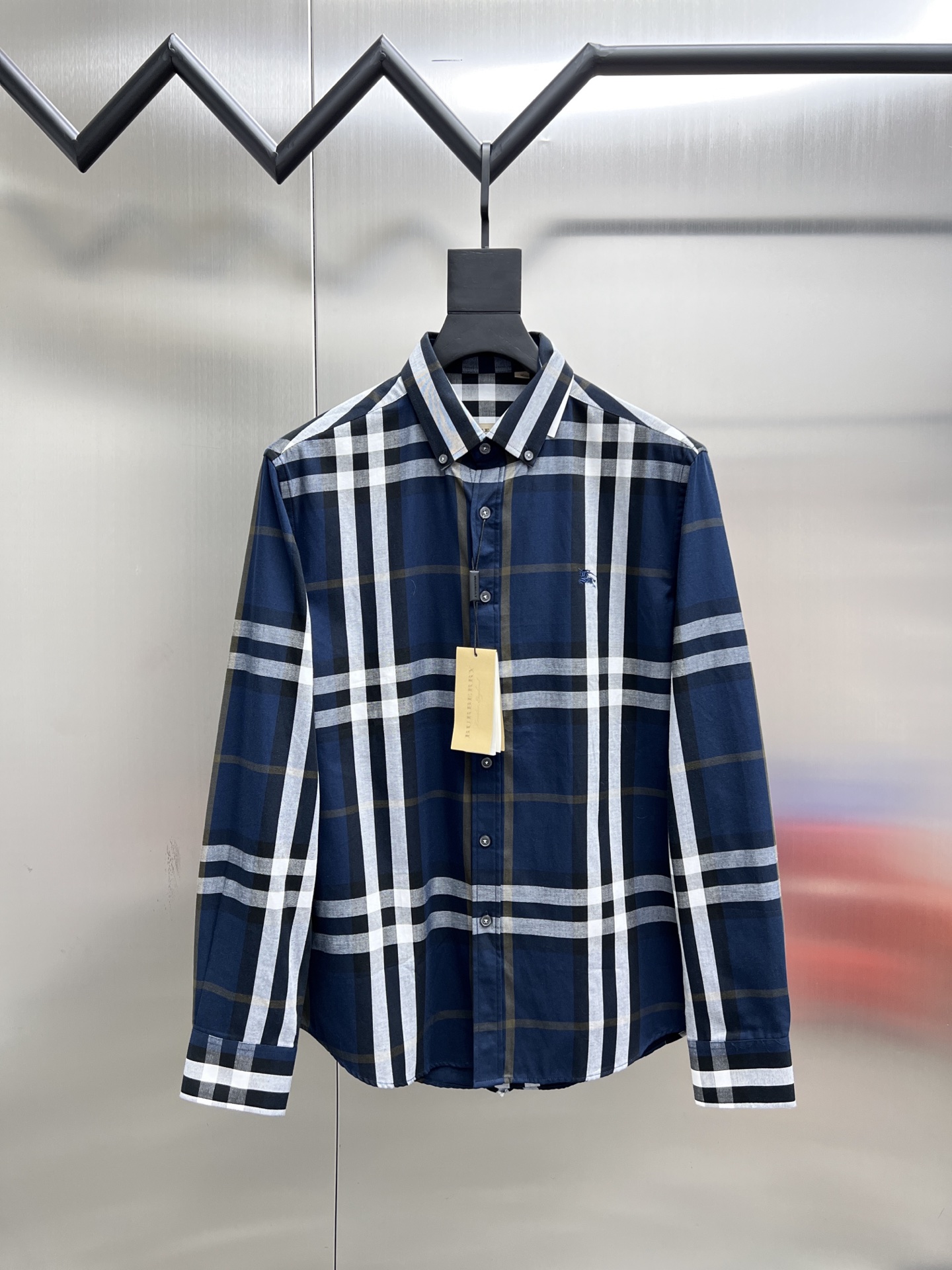 P185


 巴宝莉 Burberry🌟长袖 衬衫 衬衣🔥官网同步✨爆款 渠道货 高端定制 品质经得起任何形式检验，赋予你与众不同的上身体验！均经过严格的挑选工序，定制原版辅料，时尚百搭潮 上身优雅帅气， 个性十足，焕然一新的即视感 👍高版本

🐎🐎码数：M~3XL（尺码表在最后一张图片）