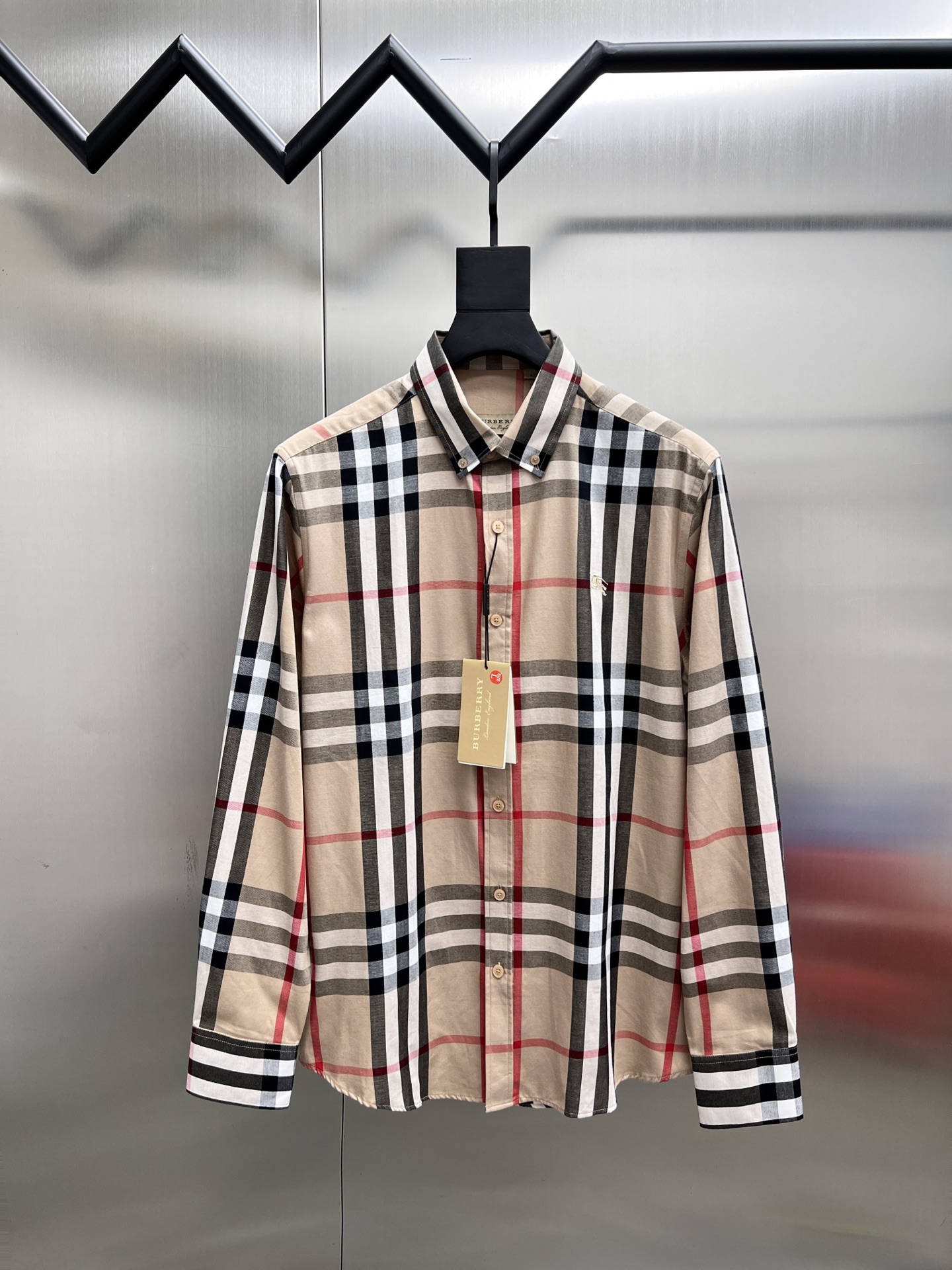 P185


 巴宝莉 Burberry🌟长袖 衬衫 衬衣🔥官网同步✨爆款 渠道货 高端定制 品质经得起任何形式检验，赋予你与众不同的上身体验！均经过严格的挑选工序，定制原版辅料，时尚百搭潮 上身优雅帅气， 个性十足，焕然一新的即视感 👍高版本

🐎🐎码数：M~3XL（尺码表在最后一张图片）