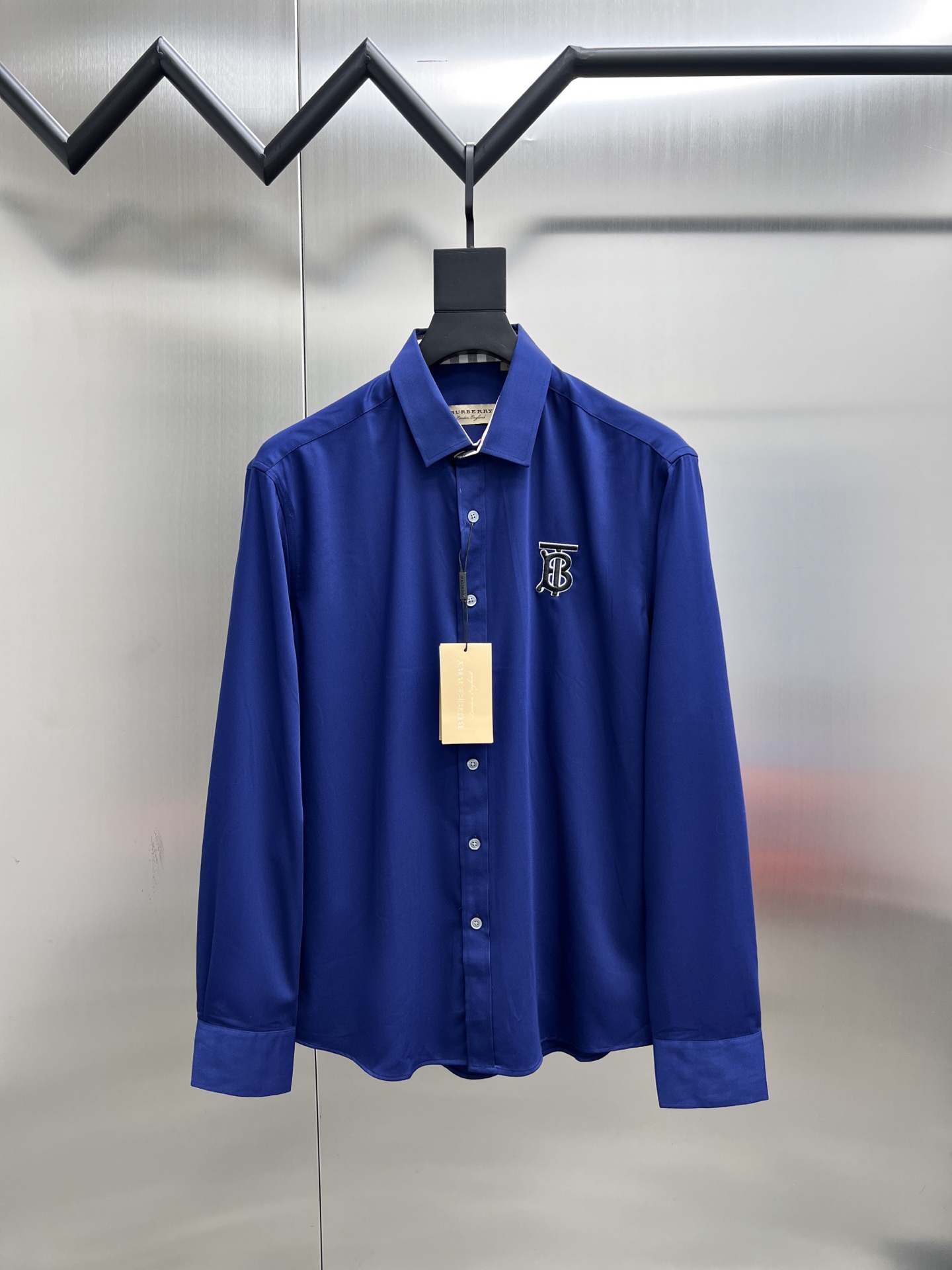 P195



 巴宝莉 Burberry🌟长袖 衬衫 衬衣🔥官网同步✨爆款 渠道货 高端定制 品质经得起任何形式检验，赋予你与众不同的上身体验！均经过严格的挑选工序，定制原版辅料，时尚百搭潮 上身优雅帅气， 个性十足，焕然一新的即视感 👍高版本

🐎🐎码数：M~3XL（尺码表在最后一张图片）