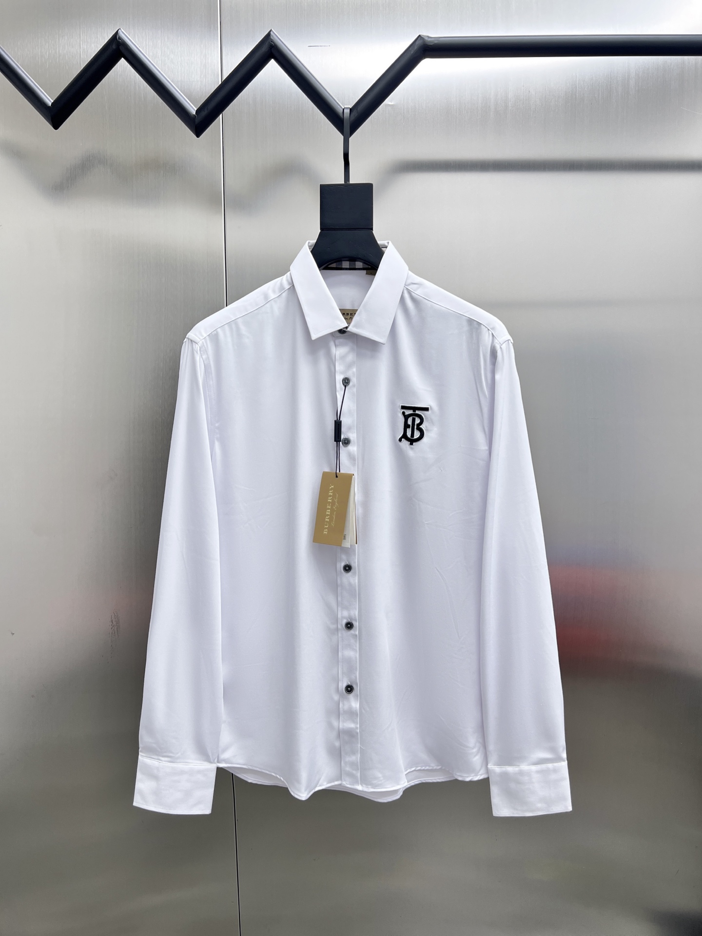 P195


 巴宝莉 Burberry🌟长袖 衬衫 衬衣🔥官网同步✨爆款 渠道货 高端定制 品质经得起任何形式检验，赋予你与众不同的上身体验！均经过严格的挑选工序，定制原版辅料，时尚百搭潮 上身优雅帅气， 个性十足，焕然一新的即视感 👍高版本

🐎🐎码数：M~3XL（尺码表在最后一张图片）