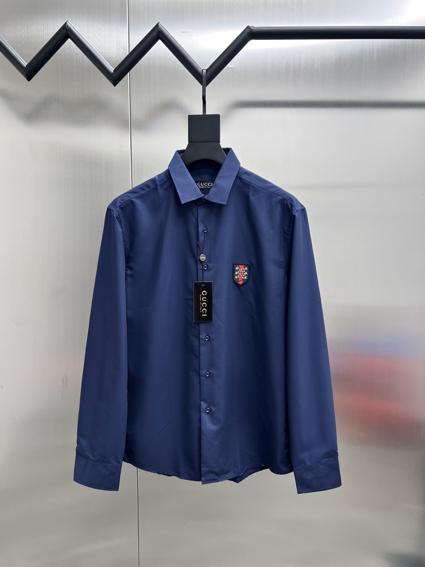 P195


 古奇  Gucci🌟长袖 衬衫 衬衣🔥官网同步✨爆款 渠道货 高端定制 品质经得起任何形式检验，赋予你与众不同的上身体验！均经过严格的挑选工序，定制原版辅料，时尚百搭潮 上身优雅帅气， 个性十足，焕然一新的即视感 👍高版本

🐎🐎码数：M~3XL（尺码表在最后一张图片）