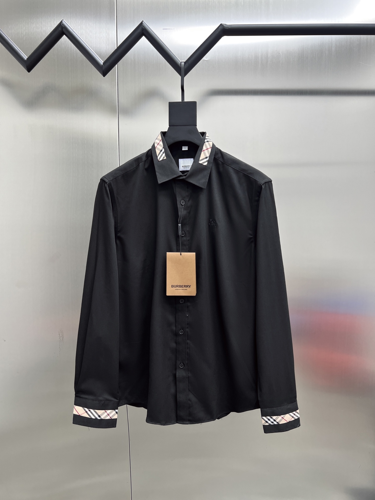 P195


 巴宝莉 Burberry🌟长袖 衬衫 衬衣🔥官网同步✨爆款 渠道货 高端定制 品质经得起任何形式检验，赋予你与众不同的上身体验！均经过严格的挑选工序，定制原版辅料，时尚百搭潮 上身优雅帅气， 个性十足，焕然一新的即视感 👍高版本

🐎🐎码数：M~3XL（尺码表在最后一张图片）