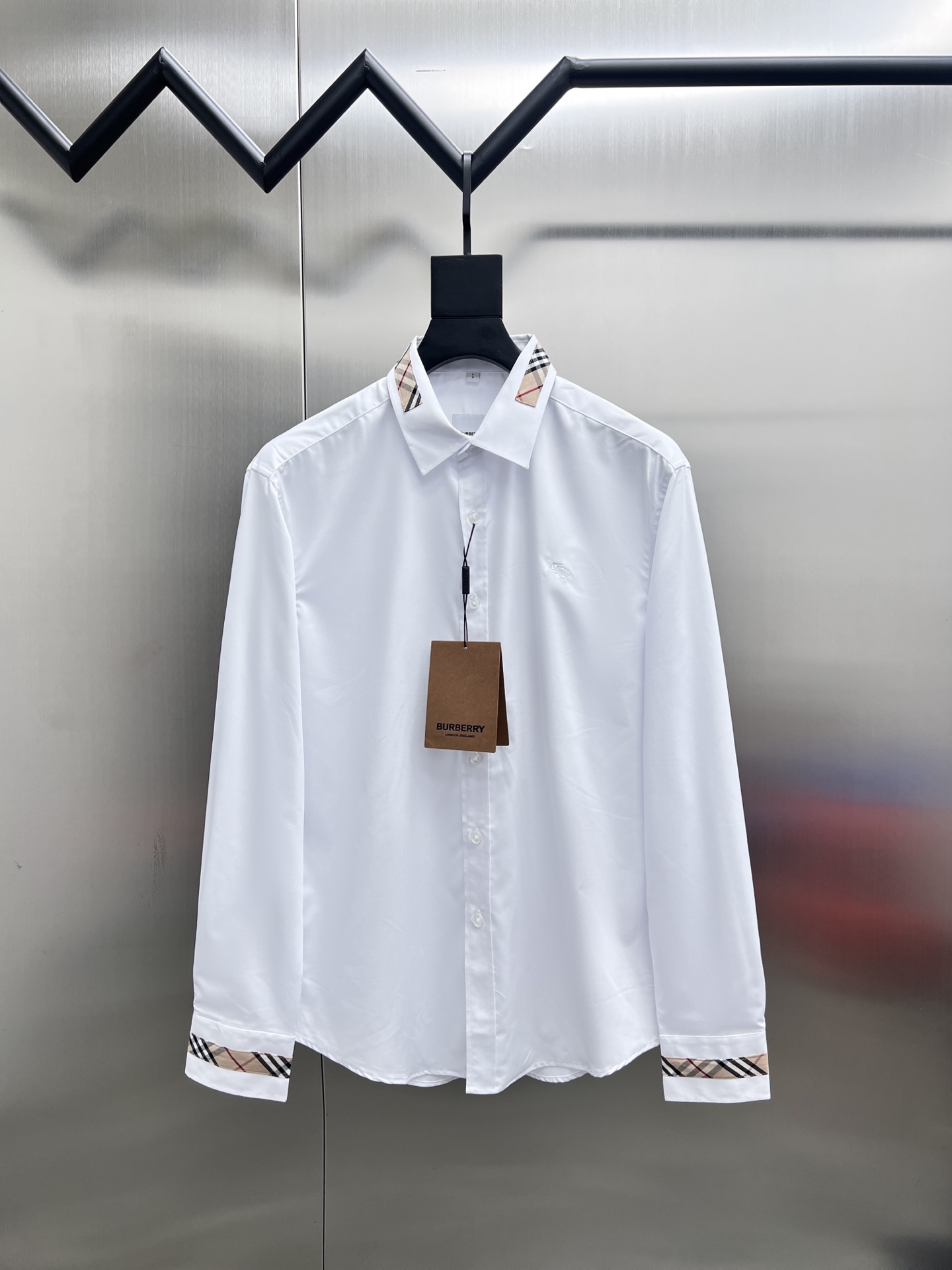 P195


 巴宝莉 Burberry🌟长袖 衬衫 衬衣🔥官网同步✨爆款 渠道货 高端定制 品质经得起任何形式检验，赋予你与众不同的上身体验！均经过严格的挑选工序，定制原版辅料，时尚百搭潮 上身优雅帅气， 个性十足，焕然一新的即视感 👍高版本

🐎🐎码数：M~3XL（尺码表在最后一张图片）