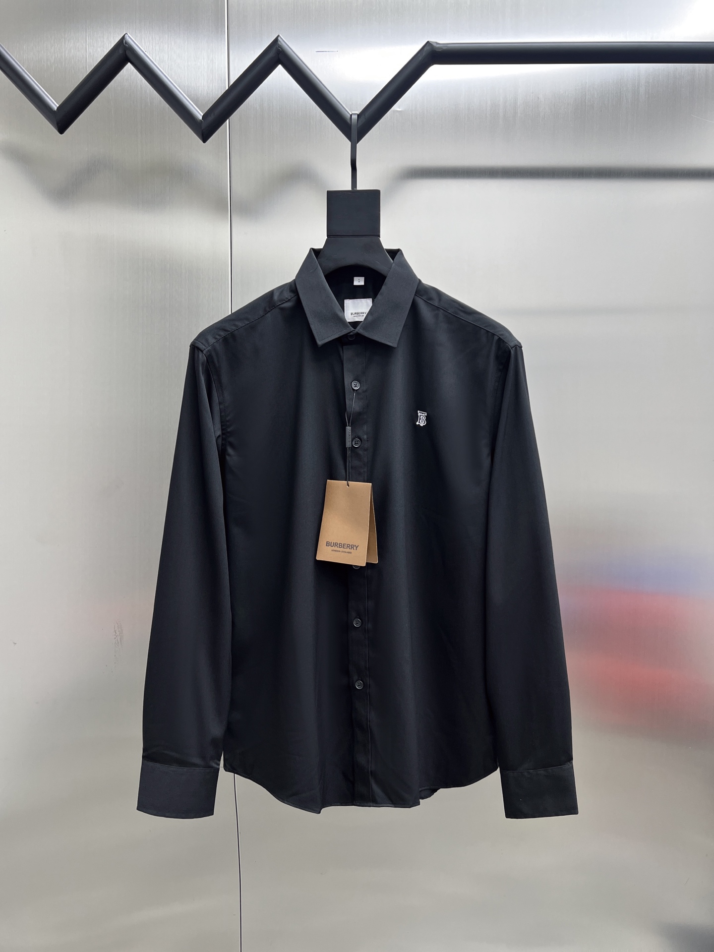 P195


 巴宝莉 Burberry🌟长袖 衬衫 衬衣🔥官网同步✨爆款 渠道货 高端定制 品质经得起任何形式检验，赋予你与众不同的上身体验！均经过严格的挑选工序，定制原版辅料，时尚百搭潮 上身优雅帅气， 个性十足，焕然一新的即视感 👍高版本

🐎🐎码数：M~3XL（尺码表在最后一张图片）