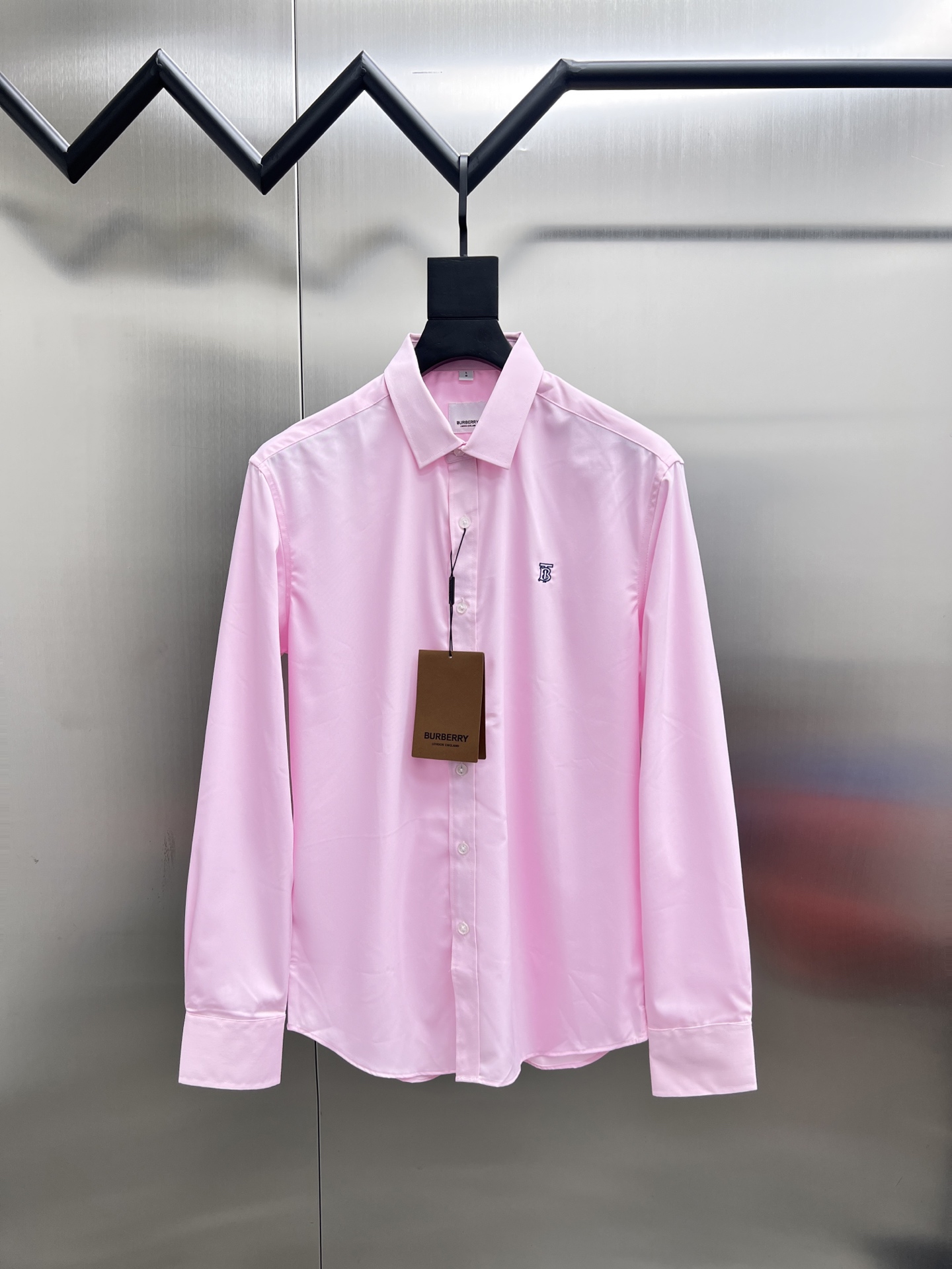 P195


 巴宝莉 Burberry🌟长袖 衬衫 衬衣🔥官网同步✨爆款 渠道货 高端定制 品质经得起任何形式检验，赋予你与众不同的上身体验！均经过严格的挑选工序，定制原版辅料，时尚百搭潮 上身优雅帅气， 个性十足，焕然一新的即视感 👍高版本

🐎🐎码数：M~3XL（尺码表在最后一张图片）