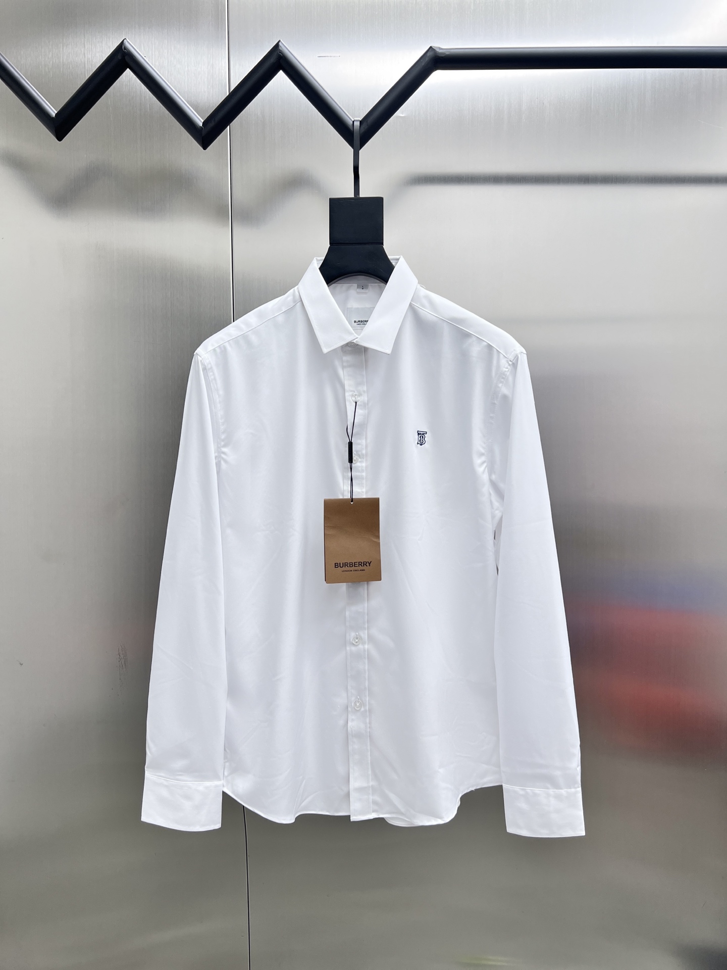 P195


 巴宝莉 Burberry🌟长袖 衬衫 衬衣🔥官网同步✨爆款 渠道货 高端定制 品质经得起任何形式检验，赋予你与众不同的上身体验！均经过严格的挑选工序，定制原版辅料，时尚百搭潮 上身优雅帅气， 个性十足，焕然一新的即视感 👍高版本

🐎🐎码数：M~3XL（尺码表在最后一张图片）