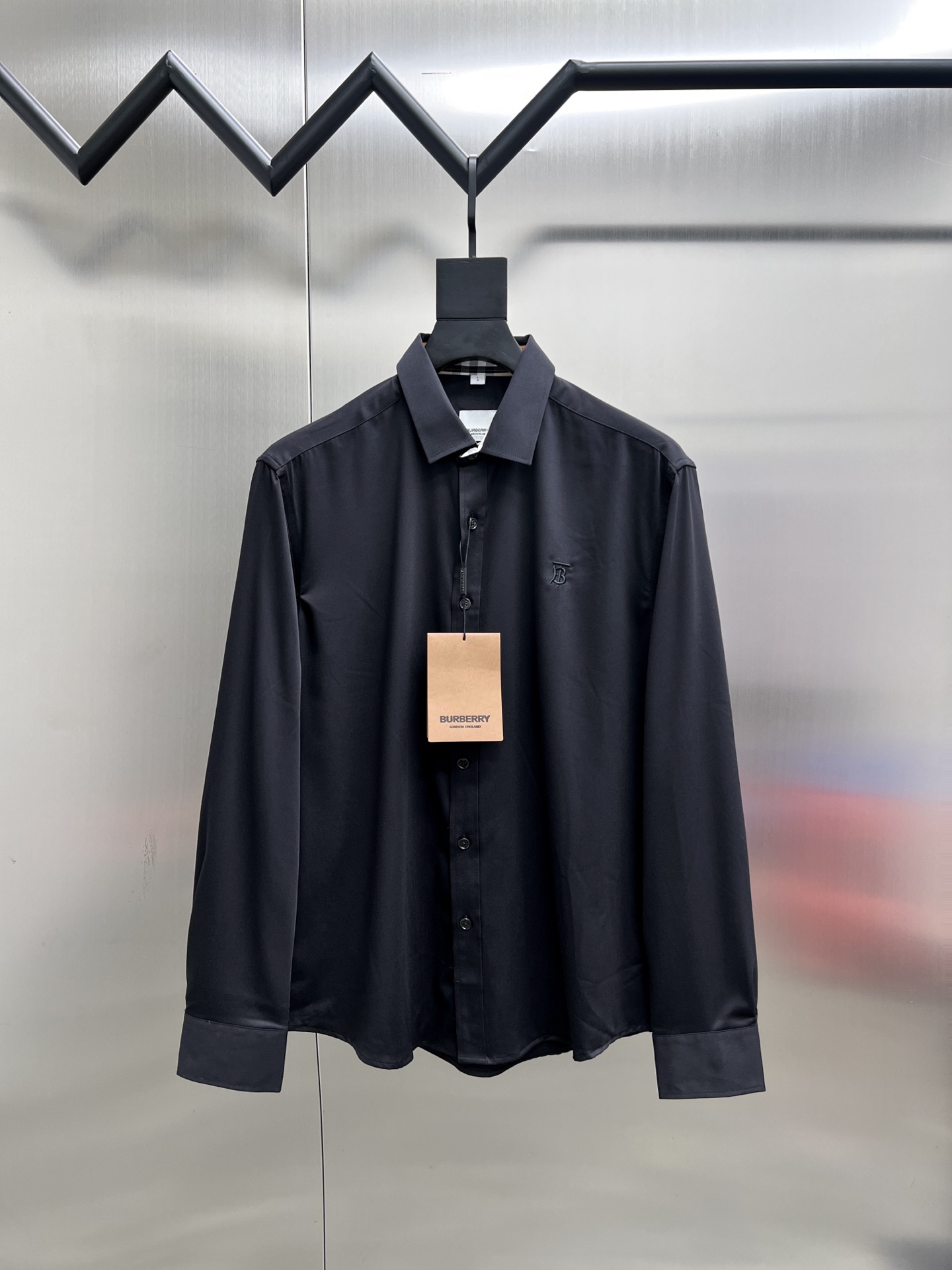 P195


 巴宝莉 Burberry🌟长袖 衬衫 衬衣🔥官网同步✨爆款 渠道货 高端定制 品质经得起任何形式检验，赋予你与众不同的上身体验！均经过严格的挑选工序，定制原版辅料，时尚百搭潮 上身优雅帅气， 个性十足，焕然一新的即视感 👍高版本

🐎🐎码数：M~3XL（尺码表在最后一张图片）