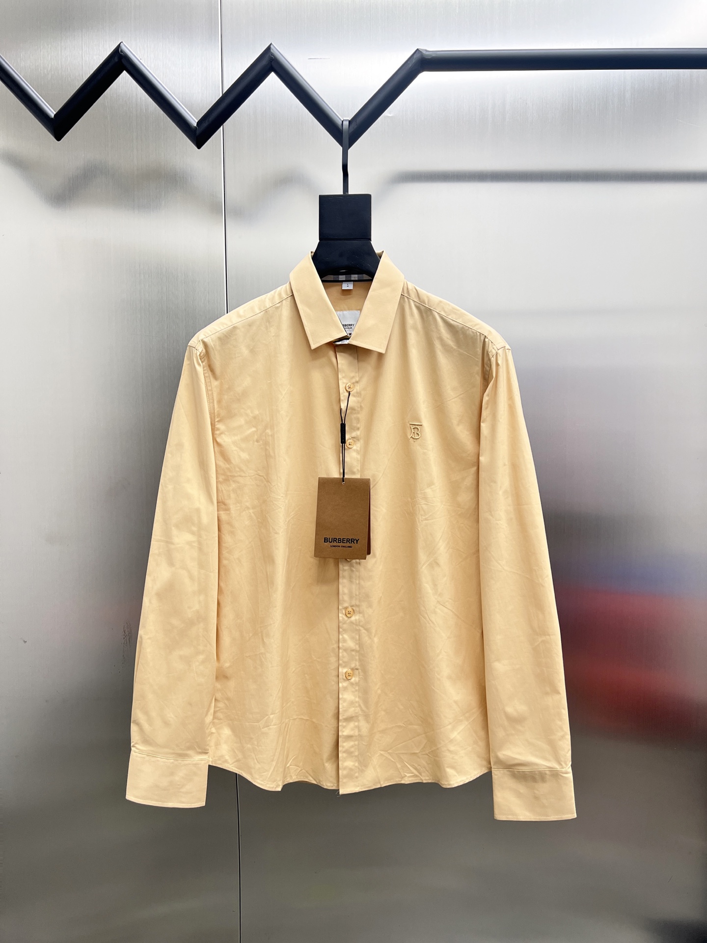 P195


 巴宝莉 Burberry🌟长袖 衬衫 衬衣🔥官网同步✨爆款 渠道货 高端定制 品质经得起任何形式检验，赋予你与众不同的上身体验！均经过严格的挑选工序，定制原版辅料，时尚百搭潮 上身优雅帅气， 个性十足，焕然一新的即视感 👍高版本

🐎🐎码数：M~3XL（尺码表在最后一张图片）