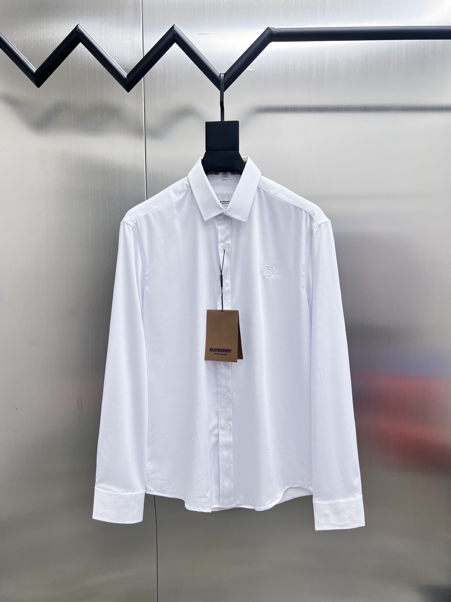 P195


 巴宝莉 Burberry🌟长袖 衬衫 衬衣🔥官网同步✨爆款 渠道货 高端定制 品质经得起任何形式检验，赋予你与众不同的上身体验！均经过严格的挑选工序，定制原版辅料，时尚百搭潮 上身优雅帅气， 个性十足，焕然一新的即视感 👍高版本

🐎🐎码数：M~3XL（尺码表在最后一张图片）