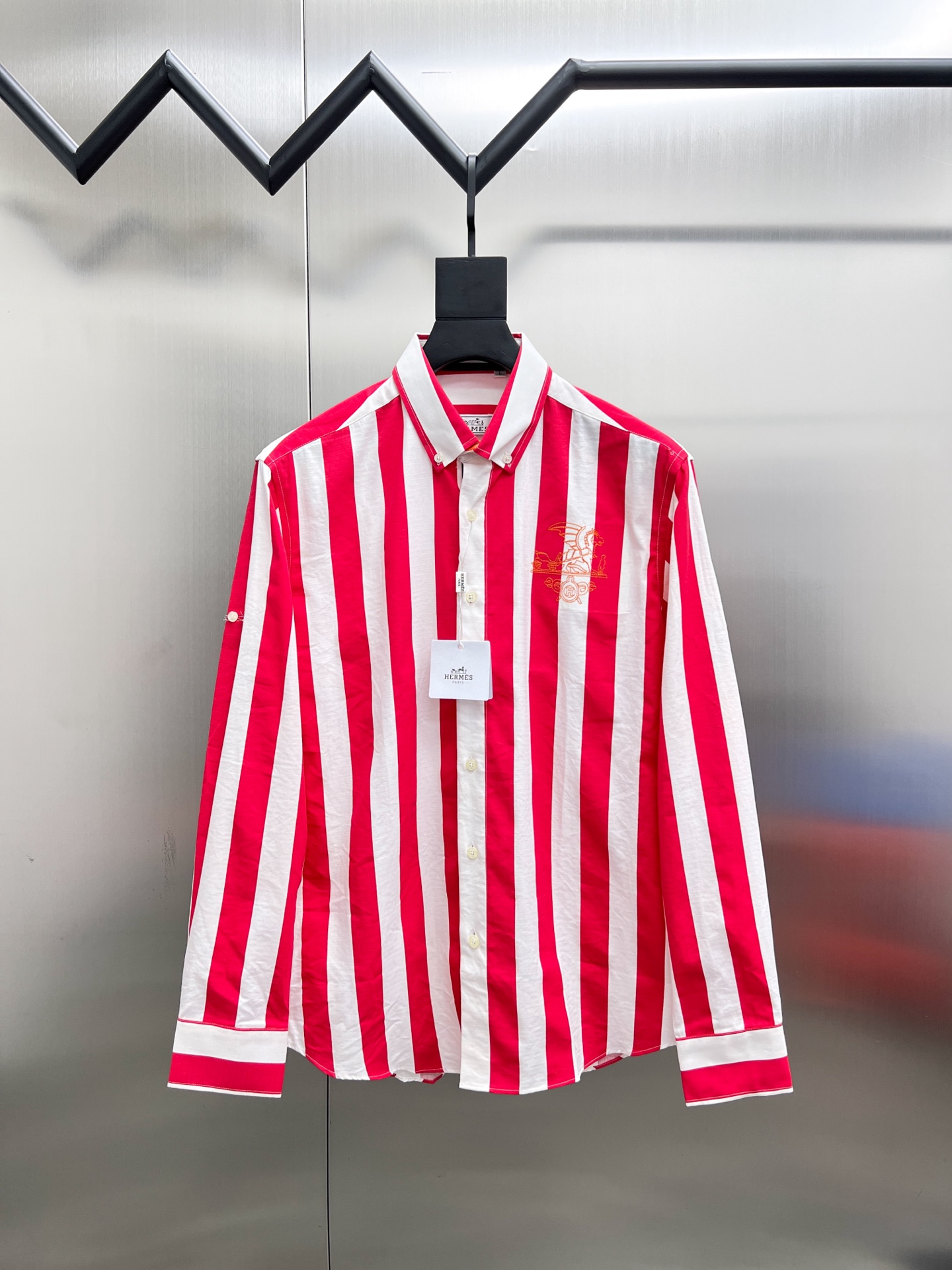 P190


  爱马仕  Hermes🌟长袖 衬衫 衬衣🔥官网同步✨爆款 渠道货 高端定制 品质经得起任何形式检验，赋予你与众不同的上身体验！均经过严格的挑选工序，定制原版辅料，时尚百搭潮 上身优雅帅气， 个性十足，焕然一新的即视感 👍高版本

🐎🐎码数：M~3XL（尺码表在最后一张图片）