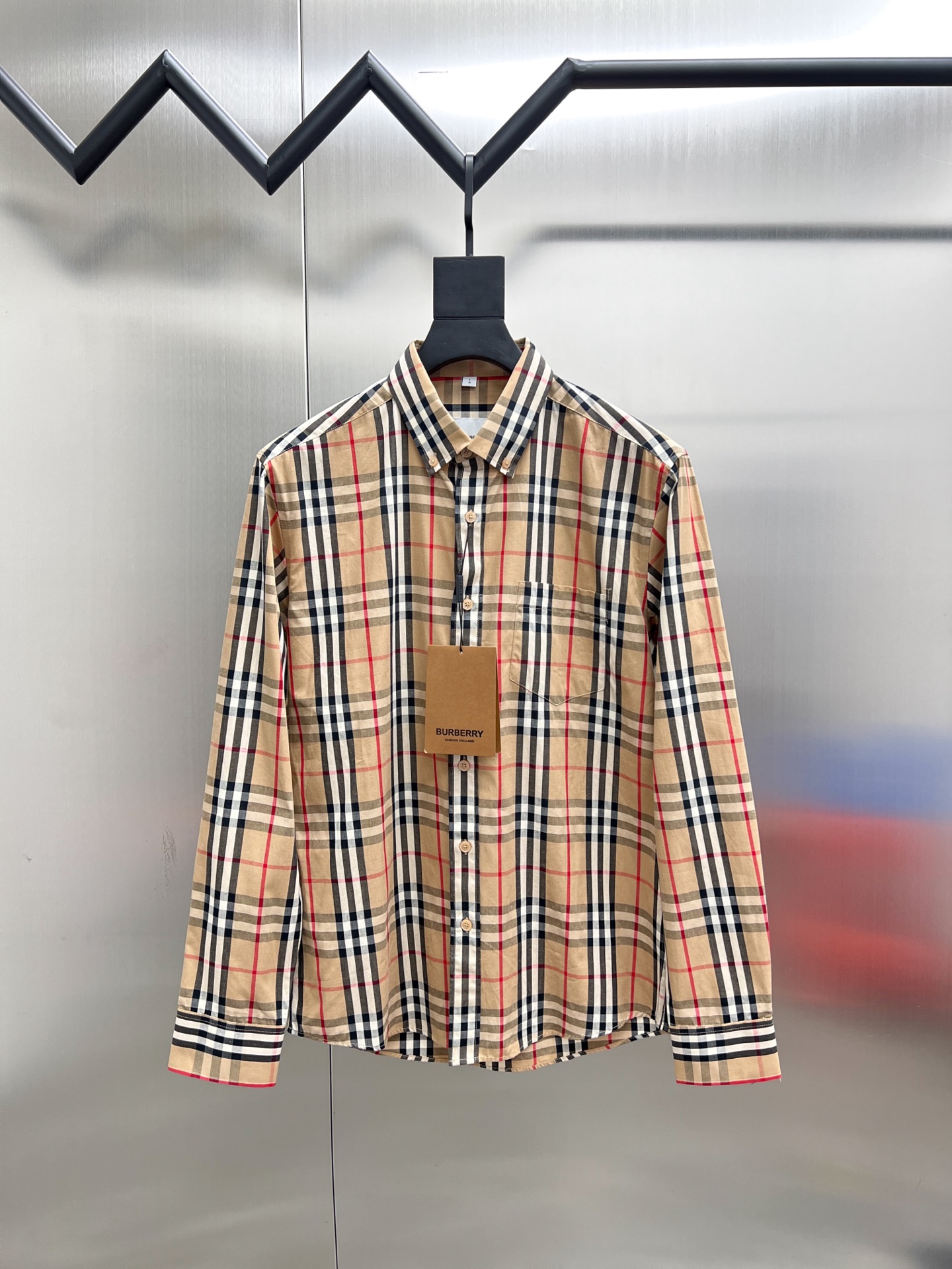 P190


 巴宝莉 Burberry🌟长袖 衬衫 衬衣🔥官网同步✨爆款 渠道货 高端定制 品质经得起任何形式检验，赋予你与众不同的上身体验！均经过严格的挑选工序，定制原版辅料，时尚百搭潮 上身优雅帅气， 个性十足，焕然一新的即视感 👍高版本

🐎🐎码数：M~3XL（尺码表在最后一张图片）