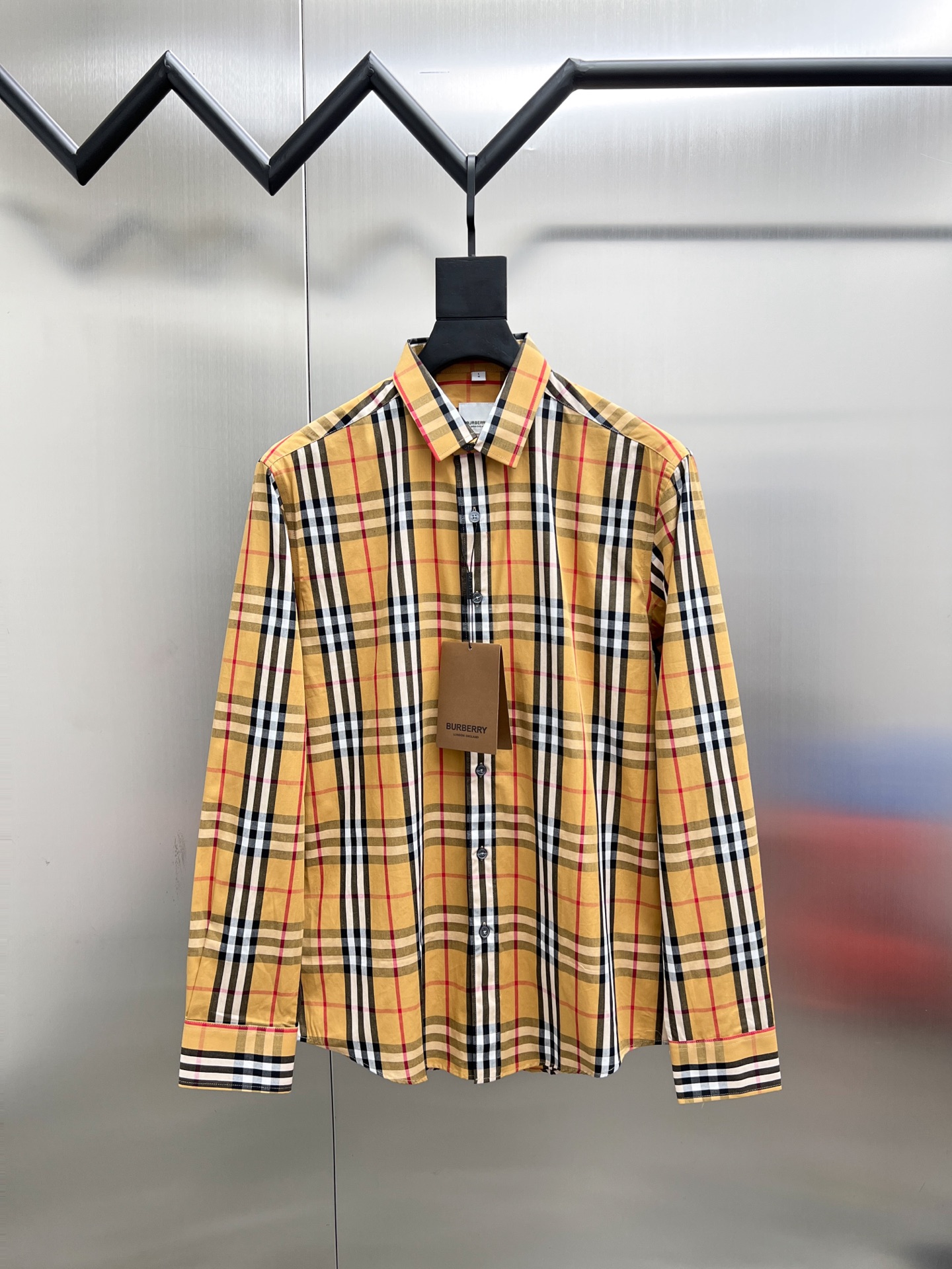 P185


 巴宝莉 Burberry🌟长袖 衬衫 衬衣🔥官网同步✨爆款 渠道货 高端定制 品质经得起任何形式检验，赋予你与众不同的上身体验！均经过严格的挑选工序，定制原版辅料，时尚百搭潮 上身优雅帅气， 个性十足，焕然一新的即视感 👍高版本

🐎🐎码数：M~3XL（尺码表在最后一张图片）