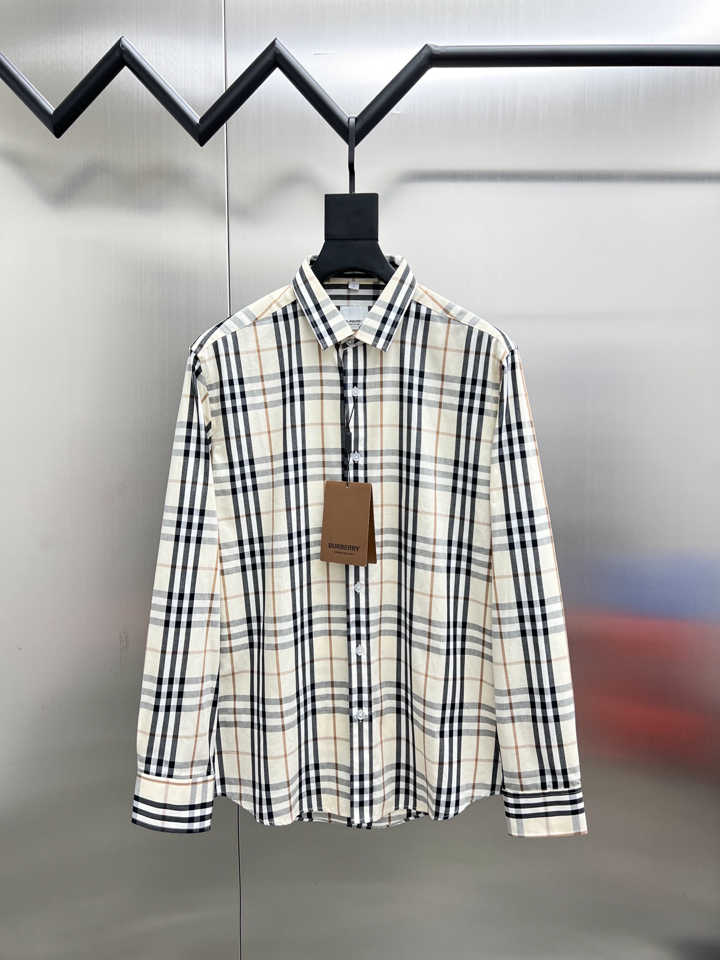 P185


 巴宝莉 Burberry🌟长袖 衬衫 衬衣🔥官网同步✨爆款 渠道货 高端定制 品质经得起任何形式检验，赋予你与众不同的上身体验！均经过严格的挑选工序，定制原版辅料，时尚百搭潮 上身优雅帅气， 个性十足，焕然一新的即视感 👍高版本

🐎🐎码数：M~3XL（尺码表在最后一张图片）