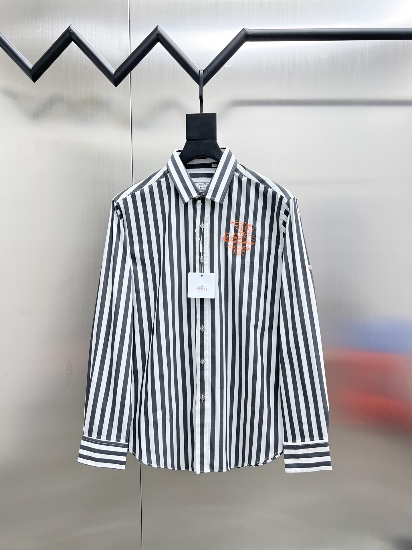 P195


  爱马仕  Hermes🌟长袖 衬衫 衬衣🔥官网同步✨爆款 渠道货 高端定制 品质经得起任何形式检验，赋予你与众不同的上身体验！均经过严格的挑选工序，定制原版辅料，时尚百搭潮 上身优雅帅气， 个性十足，焕然一新的即视感 👍高版本

🐎🐎码数：M~3XL（尺码表在最后一张图片）