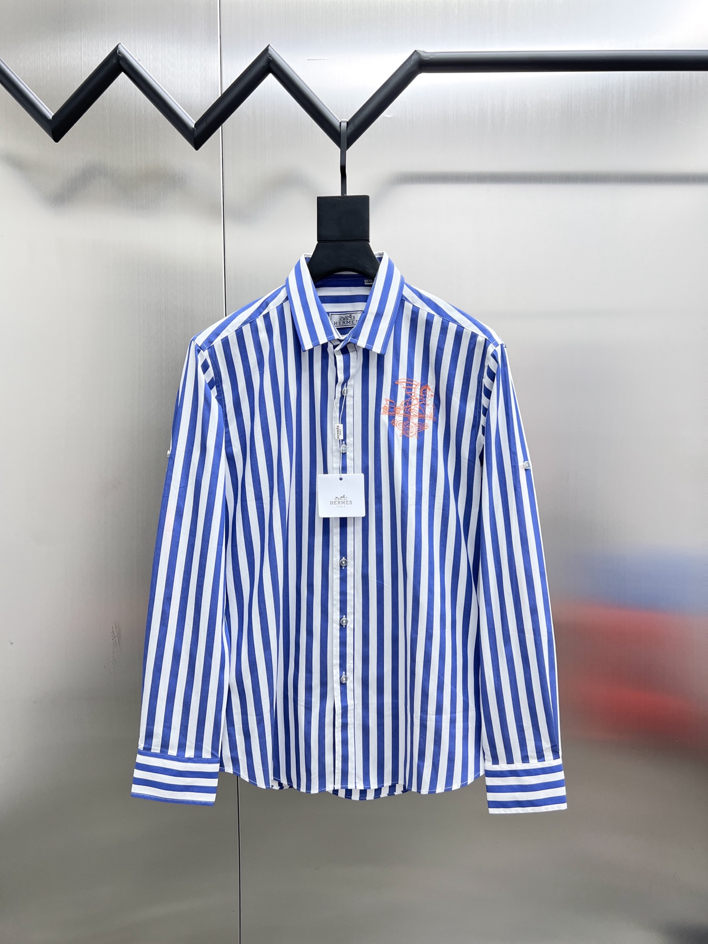 P195


  爱马仕  Hermes🌟长袖 衬衫 衬衣🔥官网同步✨爆款 渠道货 高端定制 品质经得起任何形式检验，赋予你与众不同的上身体验！均经过严格的挑选工序，定制原版辅料，时尚百搭潮 上身优雅帅气， 个性十足，焕然一新的即视感 👍高版本

🐎🐎码数：M~3XL（尺码表在最后一张图片）