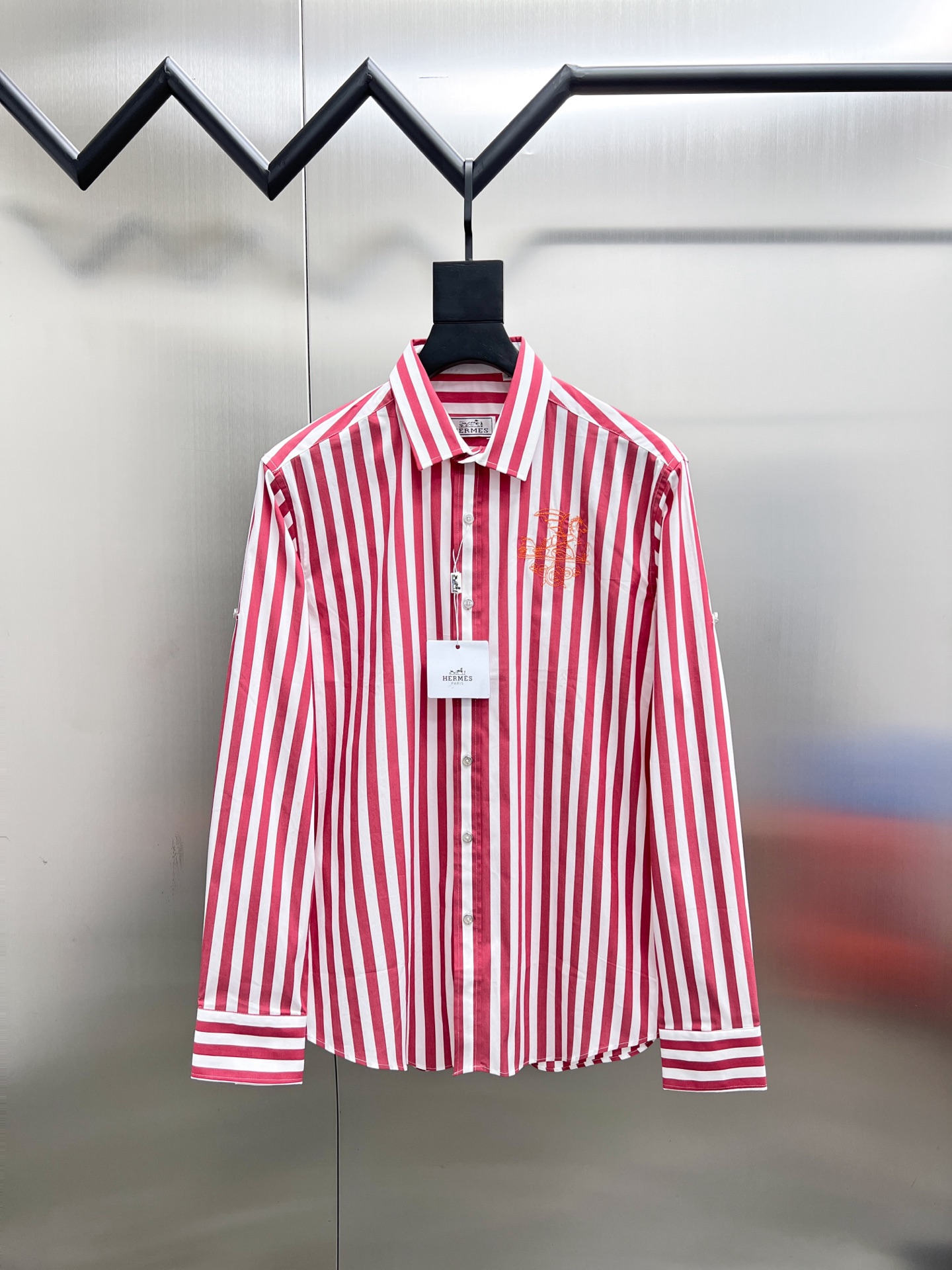 P195


  爱马仕  Hermes🌟长袖 衬衫 衬衣🔥官网同步✨爆款 渠道货 高端定制 品质经得起任何形式检验，赋予你与众不同的上身体验！均经过严格的挑选工序，定制原版辅料，时尚百搭潮 上身优雅帅气， 个性十足，焕然一新的即视感 👍高版本

🐎🐎码数：M~3XL（尺码表在最后一张图片）