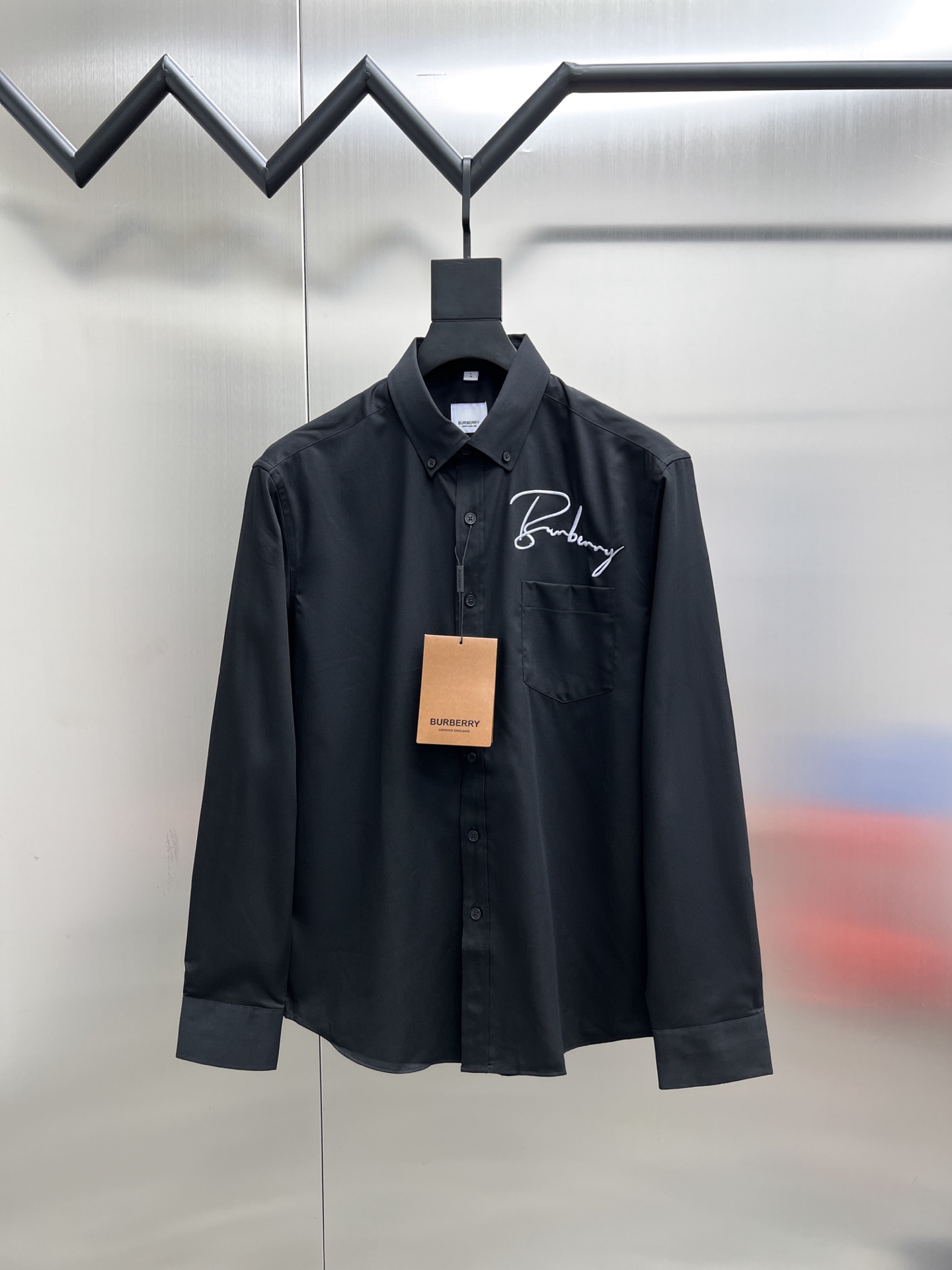 P195


 巴宝莉 Burberry🌟长袖 衬衫 衬衣🔥官网同步✨爆款 渠道货 高端定制 品质经得起任何形式检验，赋予你与众不同的上身体验！均经过严格的挑选工序，定制原版辅料，时尚百搭潮 上身优雅帅气， 个性十足，焕然一新的即视感 👍高版本

🐎🐎码数：M~3XL（尺码表在最后一张图片）