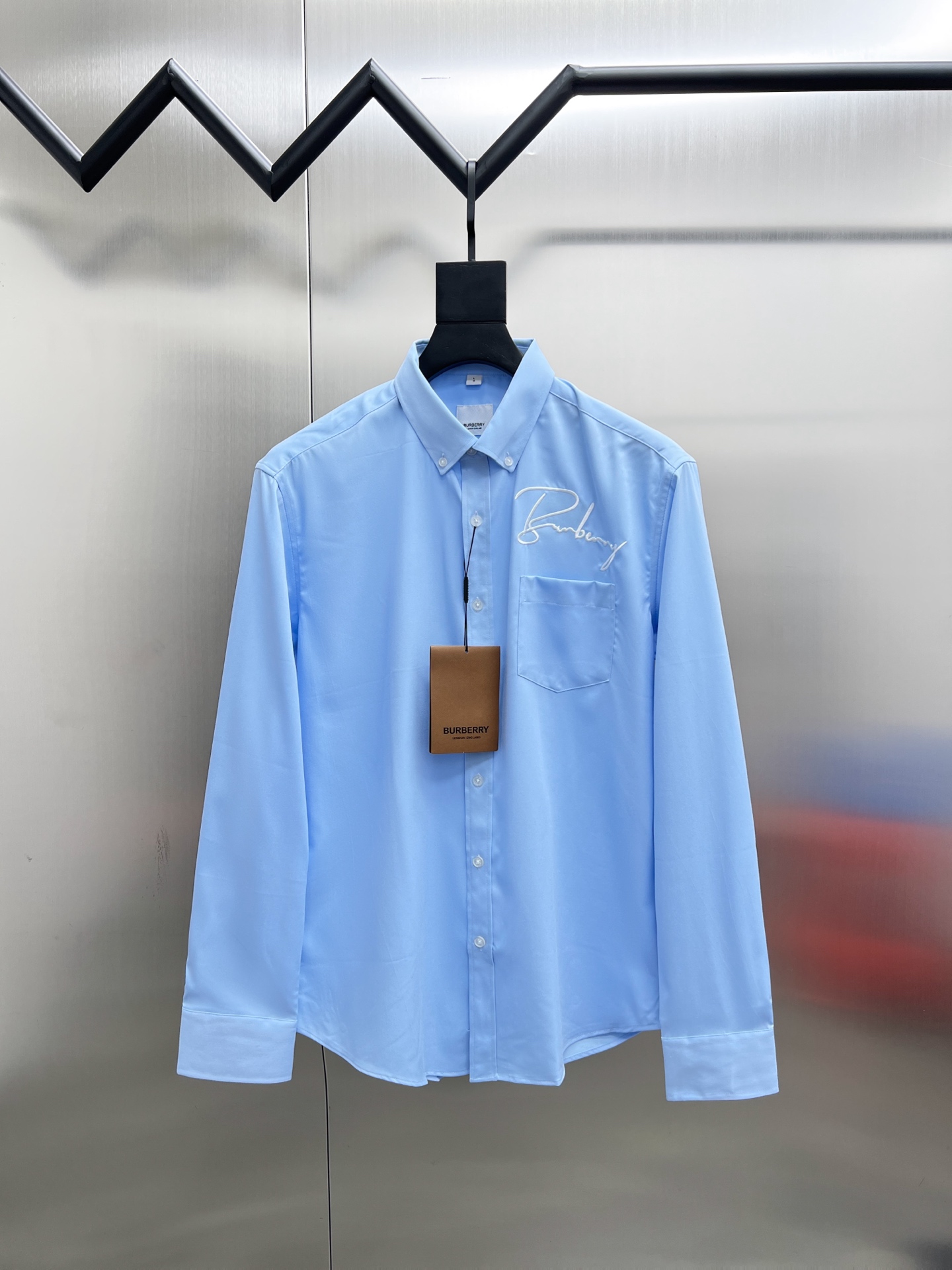 P195


 巴宝莉 Burberry🌟长袖 衬衫 衬衣🔥官网同步✨爆款 渠道货 高端定制 品质经得起任何形式检验，赋予你与众不同的上身体验！均经过严格的挑选工序，定制原版辅料，时尚百搭潮 上身优雅帅气， 个性十足，焕然一新的即视感 👍高版本

🐎🐎码数：M~3XL（尺码表在最后一张图片）