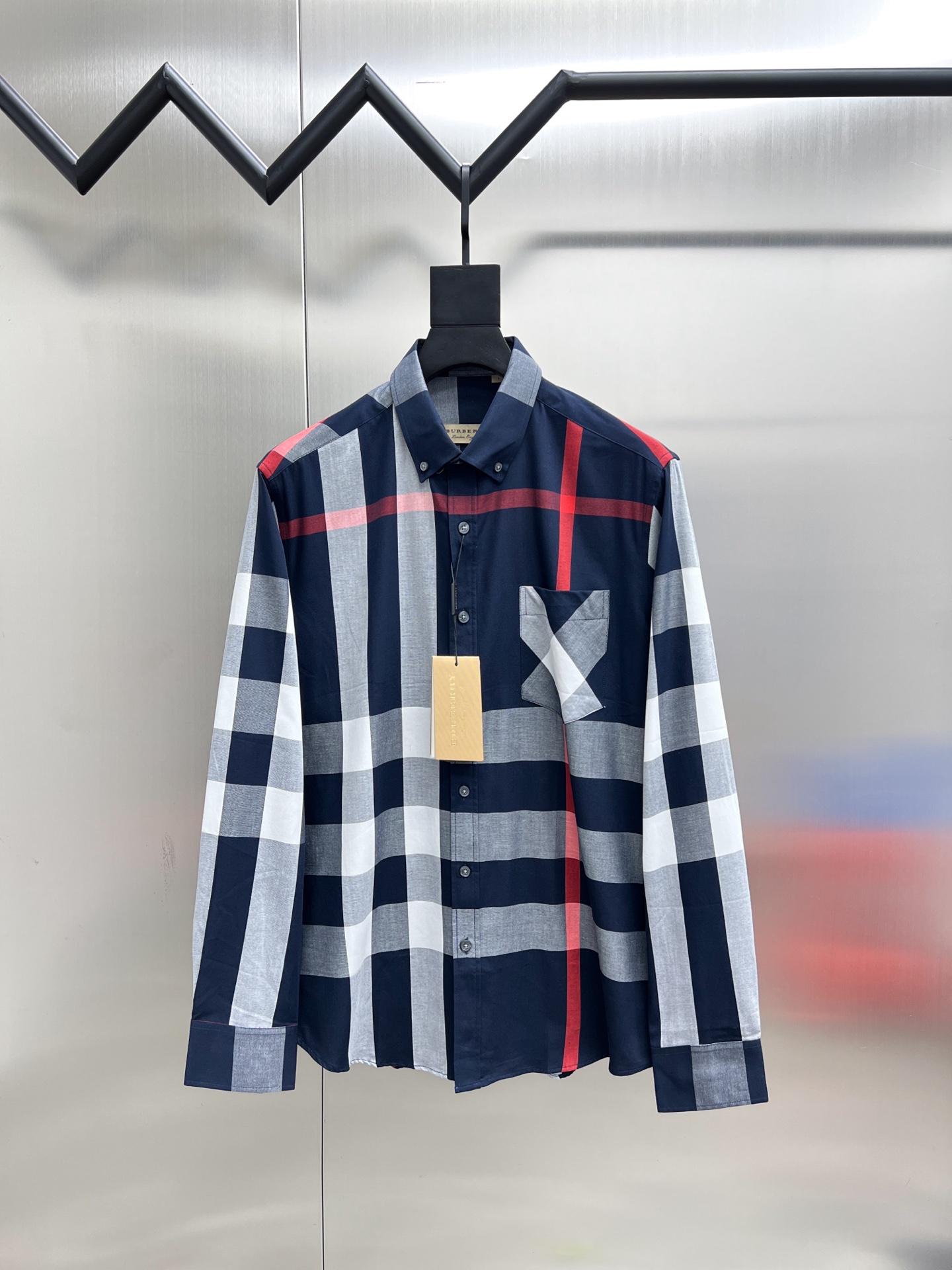 P190


 巴宝莉 Burberry🌟长袖 衬衫 衬衣🔥官网同步✨爆款 渠道货 高端定制 品质经得起任何形式检验，赋予你与众不同的上身体验！均经过严格的挑选工序，定制原版辅料，时尚百搭潮 上身优雅帅气， 个性十足，焕然一新的即视感 👍高版本

🐎🐎码数：M~3XL（尺码表在最后一张图片）