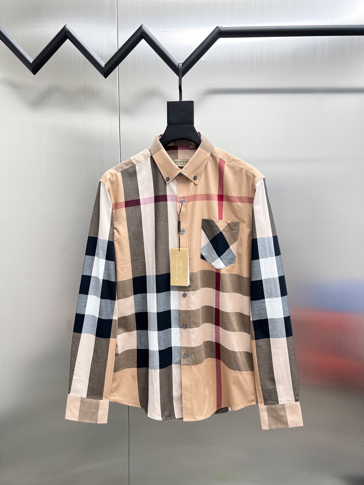 P190


 巴宝莉 Burberry🌟长袖 衬衫 衬衣🔥官网同步✨爆款 渠道货 高端定制 品质经得起任何形式检验，赋予你与众不同的上身体验！均经过严格的挑选工序，定制原版辅料，时尚百搭潮 上身优雅帅气， 个性十足，焕然一新的即视感 👍高版本

🐎🐎码数：M~3XL（尺码表在最后一张图片）