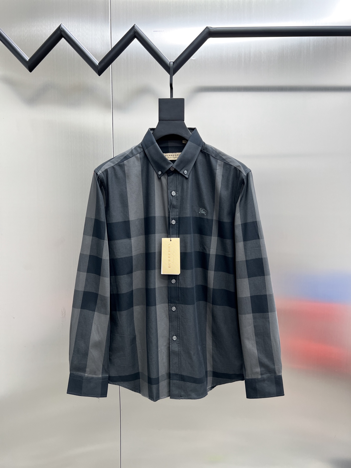 P185


 巴宝莉 Burberry🌟长袖 衬衫 衬衣🔥官网同步✨爆款 渠道货 高端定制 品质经得起任何形式检验，赋予你与众不同的上身体验！均经过严格的挑选工序，定制原版辅料，时尚百搭潮 上身优雅帅气， 个性十足，焕然一新的即视感 👍高版本

🐎🐎码数：M~3XL（尺码表在最后一张图片）