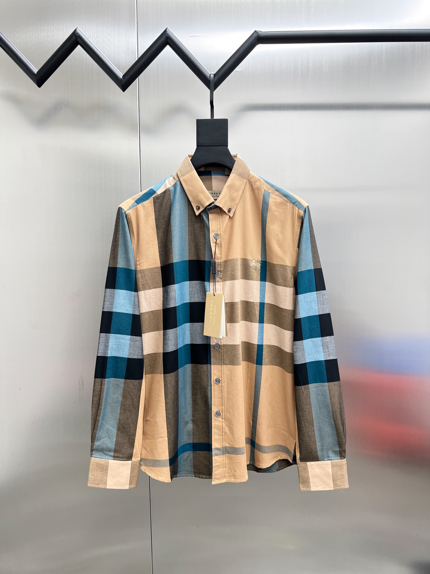 P185

 巴宝莉 Burberry🌟长袖 衬衫 衬衣🔥官网同步✨爆款 渠道货 高端定制 品质经得起任何形式检验，赋予你与众不同的上身体验！均经过严格的挑选工序，定制原版辅料，时尚百搭潮 上身优雅帅气， 个性十足，焕然一新的即视感 👍高版本

🐎🐎码数：M~3XL（尺码表在最后一张图片）