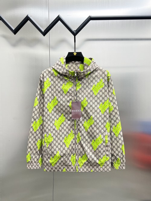 Gucci Chaqueta con Capucha Estampada - Diseño Exclusivo y Elegancia Urbana 29 Gucci Chaqueta con Capucha Estampada – Diseño Exclusivo y Elegancia Urbana
