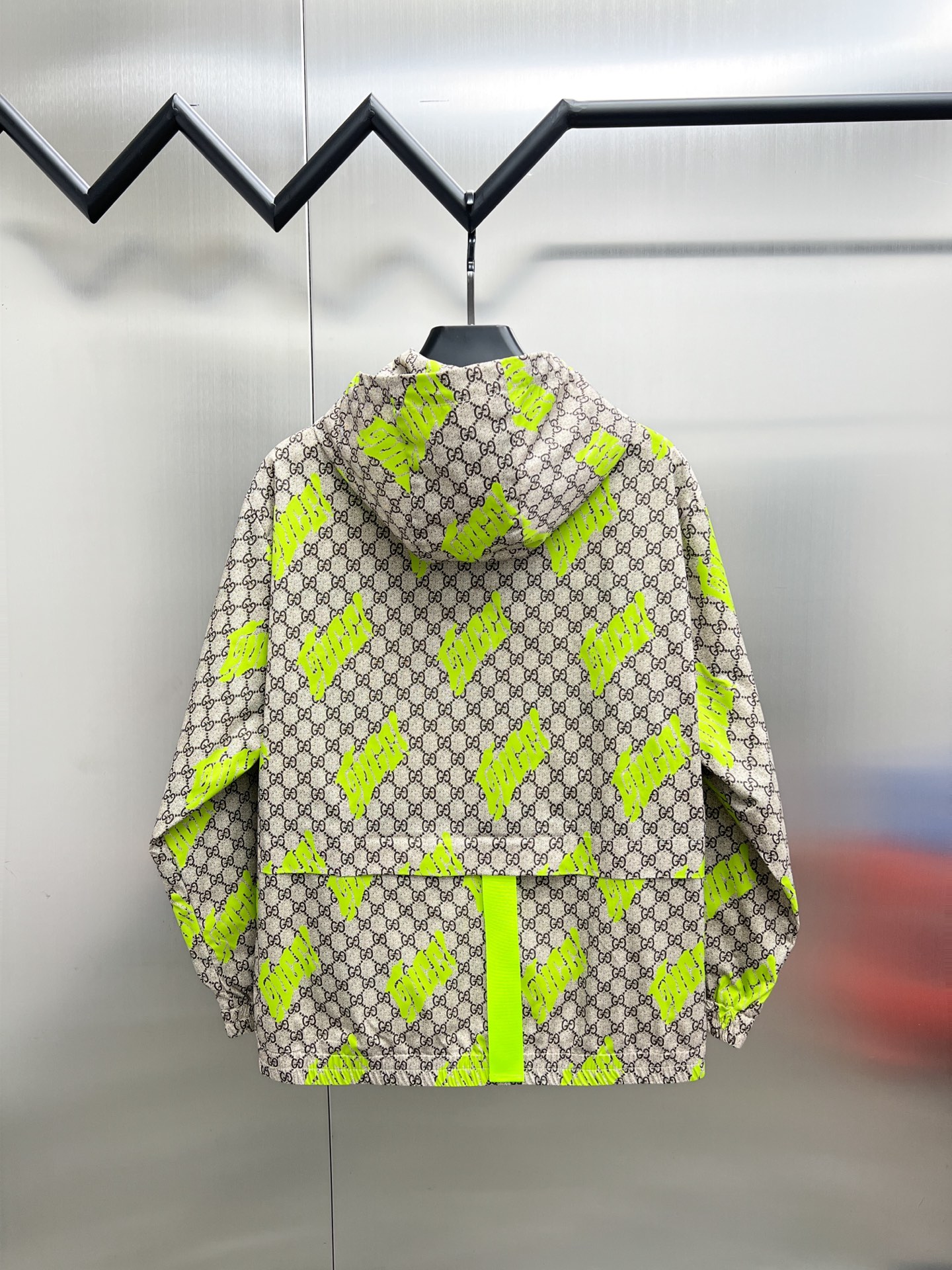 Gucci Chaqueta con Capucha Estampada - Diseño Exclusivo y Elegancia Urbana 4 i1755850728720 7386 0 2