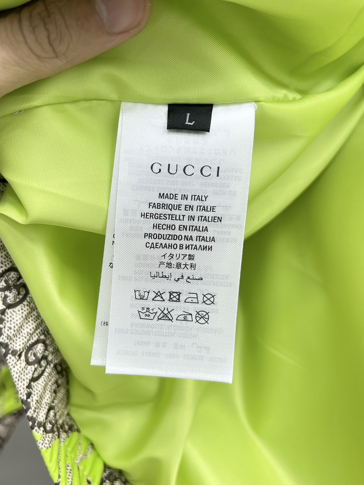 Gucci Chaqueta con Capucha Estampada - Diseño Exclusivo y Elegancia Urbana 14 i1755850728826 4128 0 12