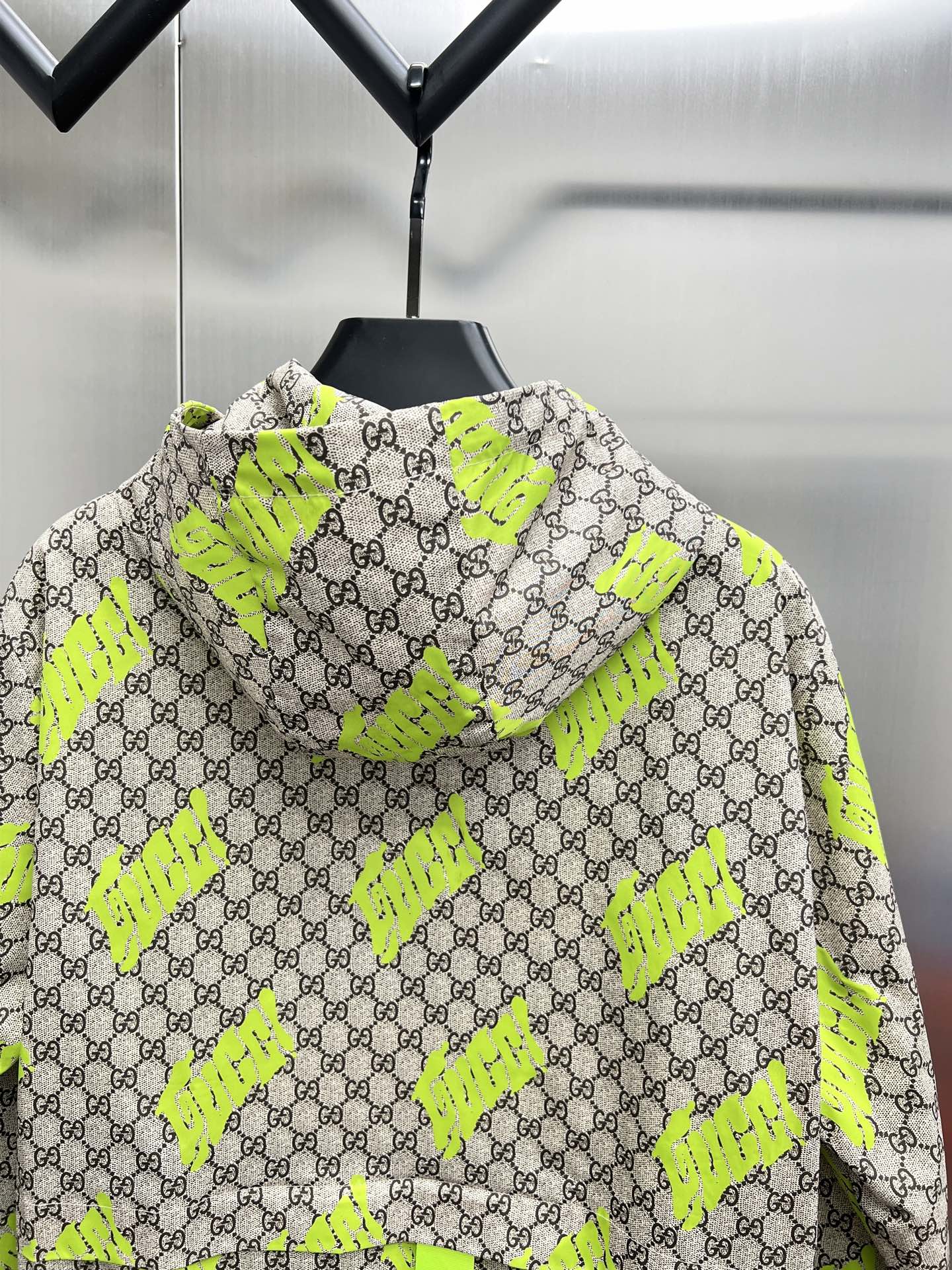Gucci Chaqueta con Capucha Estampada - Diseño Exclusivo y Elegancia Urbana 15 i1755850728930 2762 0 13