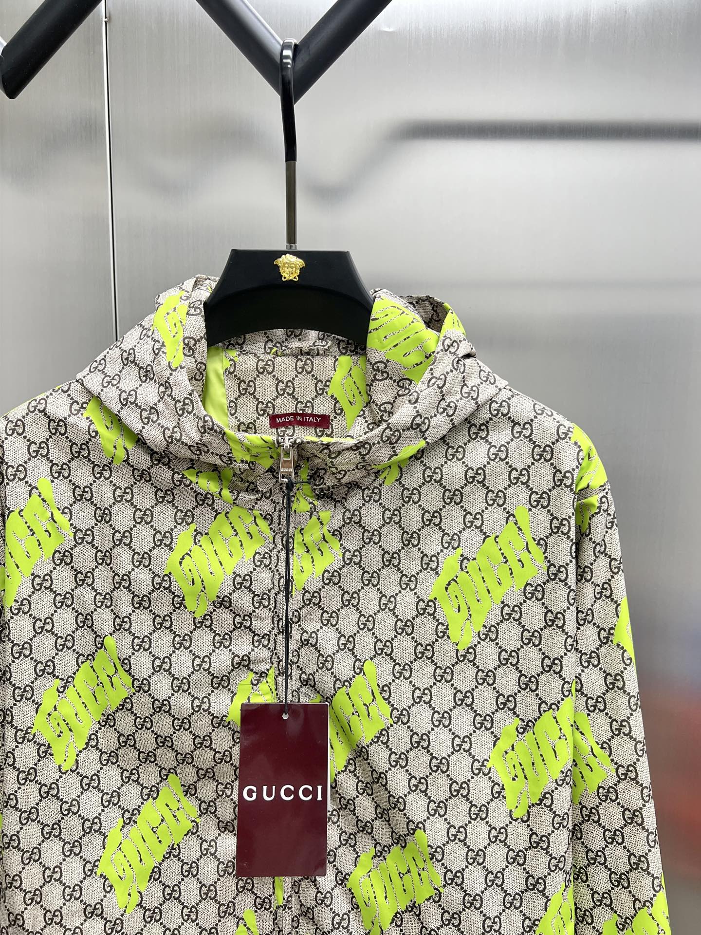 Gucci Chaqueta con Capucha Estampada - Diseño Exclusivo y Elegancia Urbana 5 i1755850728965 4470 0 3