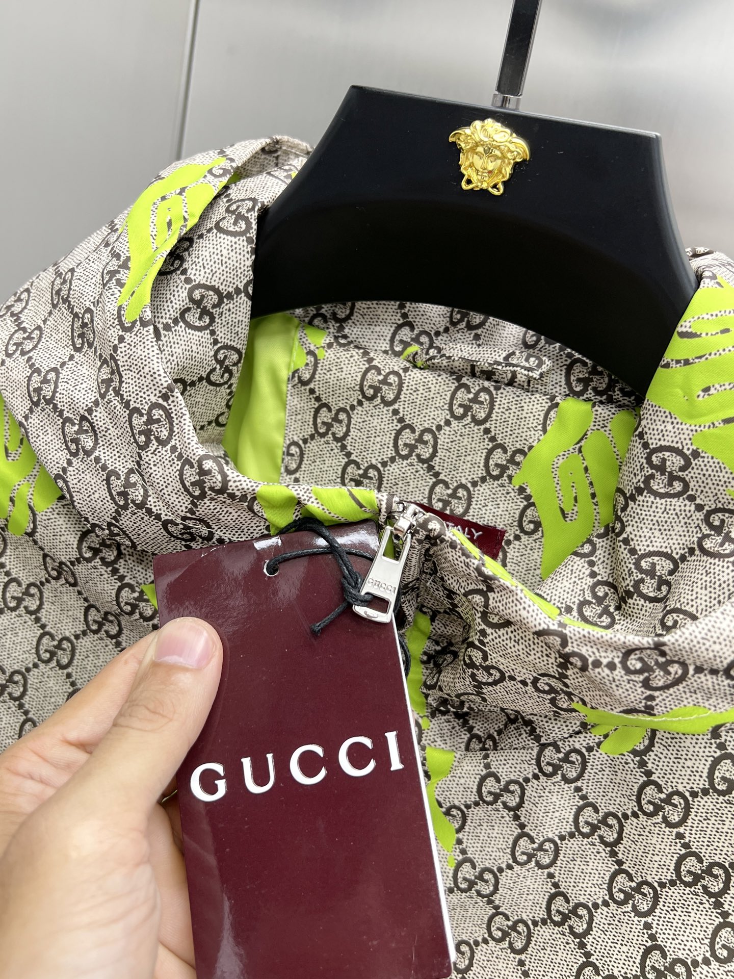 Gucci Chaqueta con Capucha Estampada - Diseño Exclusivo y Elegancia Urbana 6 i1755850729647 5197 0 4