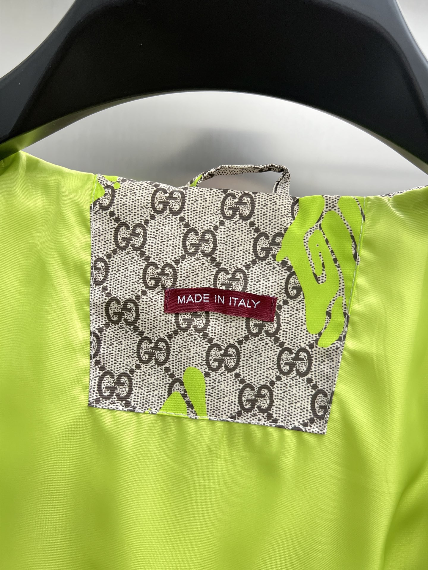 Gucci Chaqueta con Capucha Estampada - Diseño Exclusivo y Elegancia Urbana 12 i1755850729736 6134 0 10