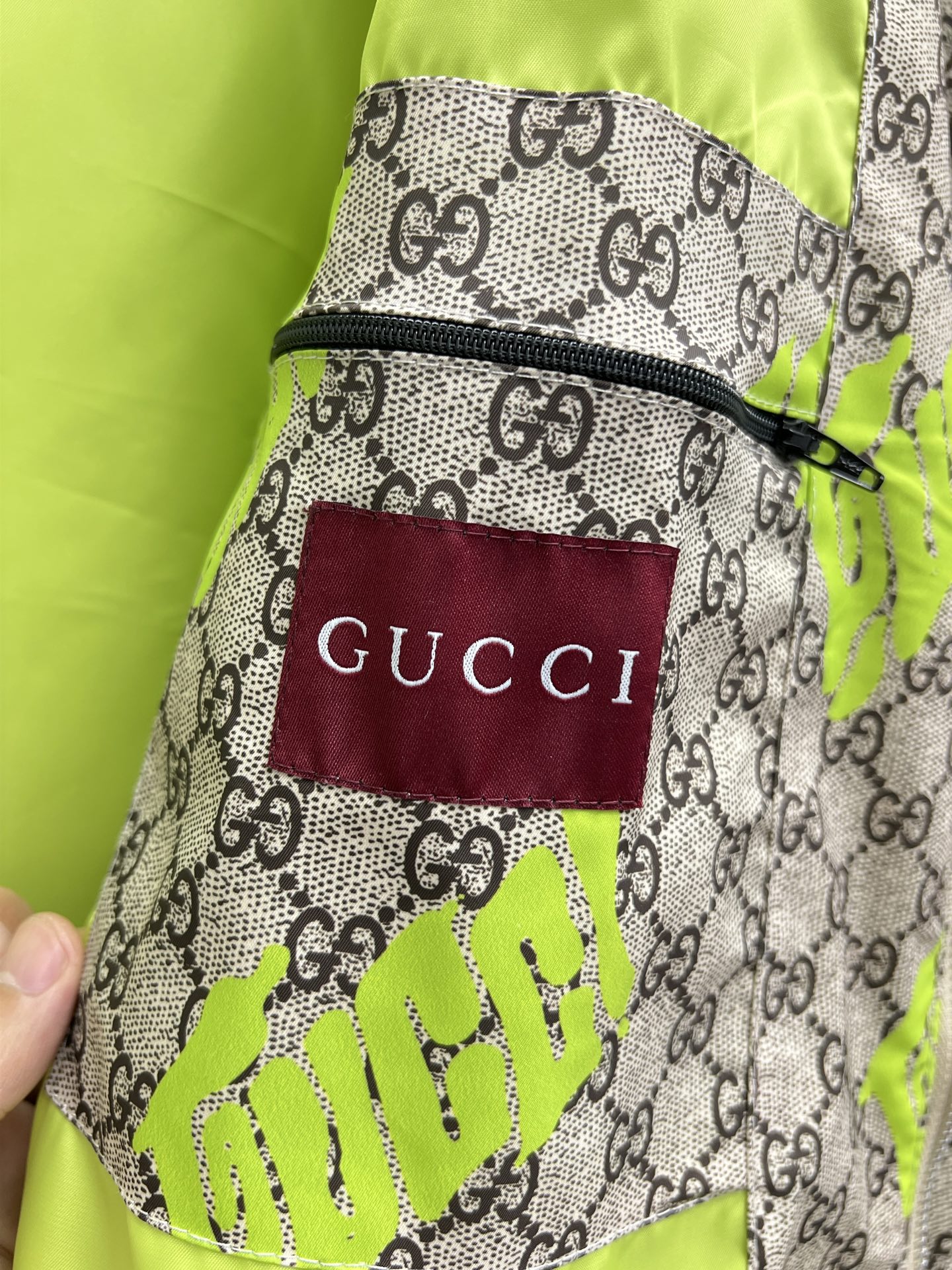 Gucci Chaqueta con Capucha Estampada - Diseño Exclusivo y Elegancia Urbana 13 i1755850729738 2936 0 11